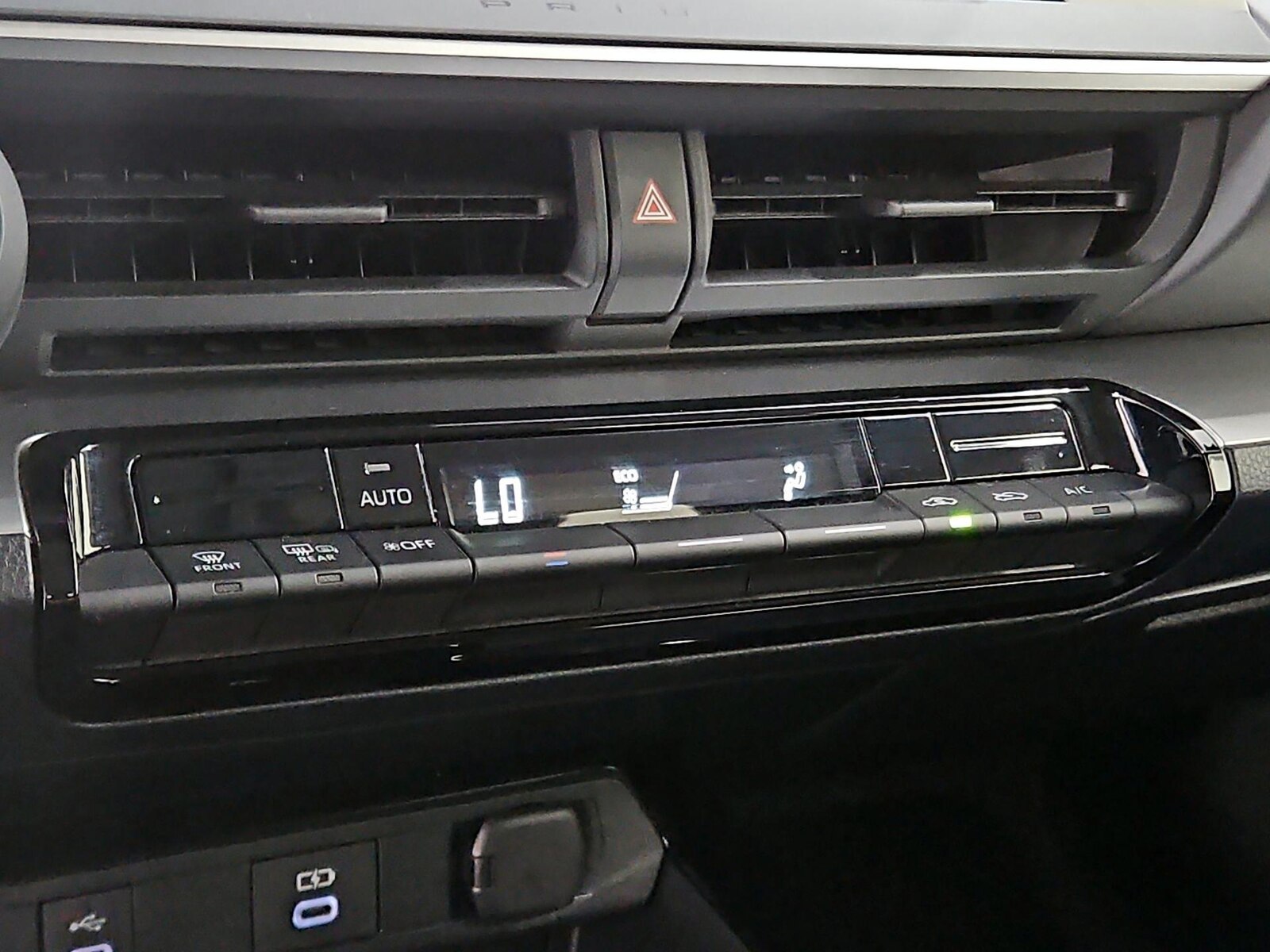 2025 Toyota Prius LE - Photo 17