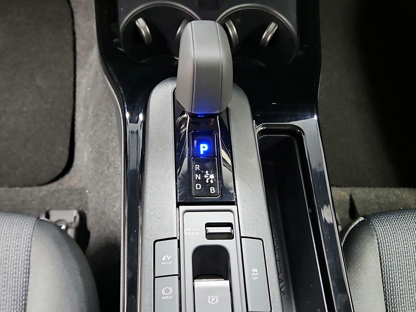 2025 Toyota Prius LE - Photo 18