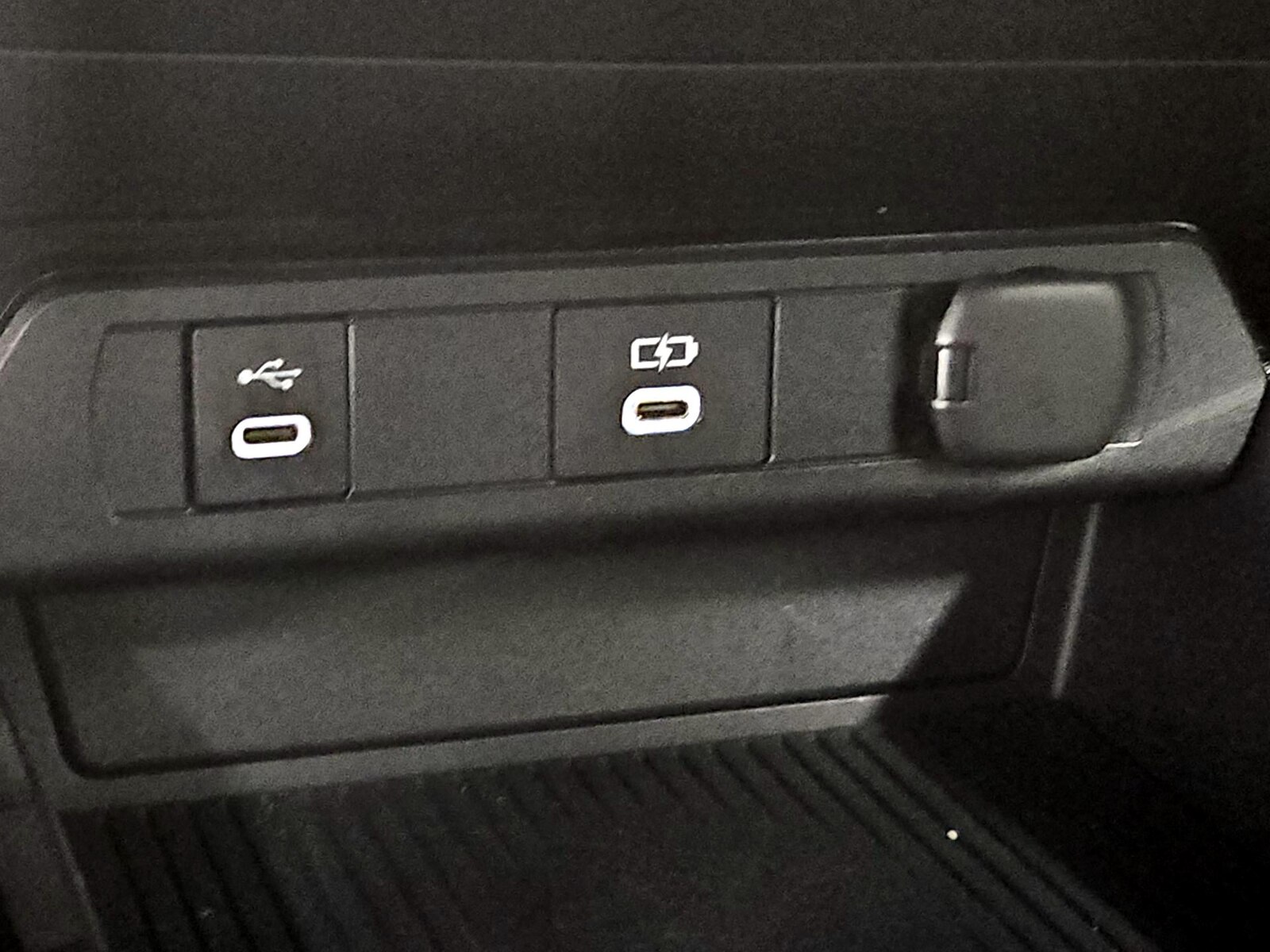 2025 Toyota Prius LE - Photo 19