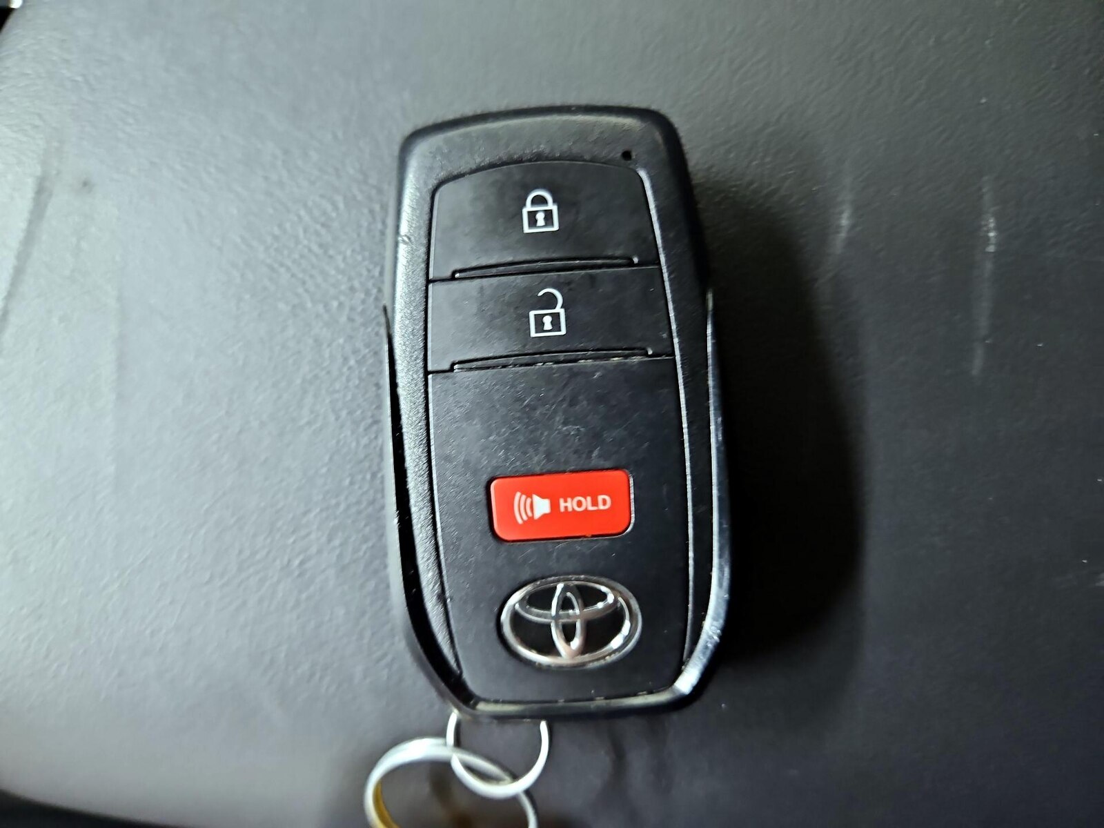 2025 Toyota Prius LE - Photo 23