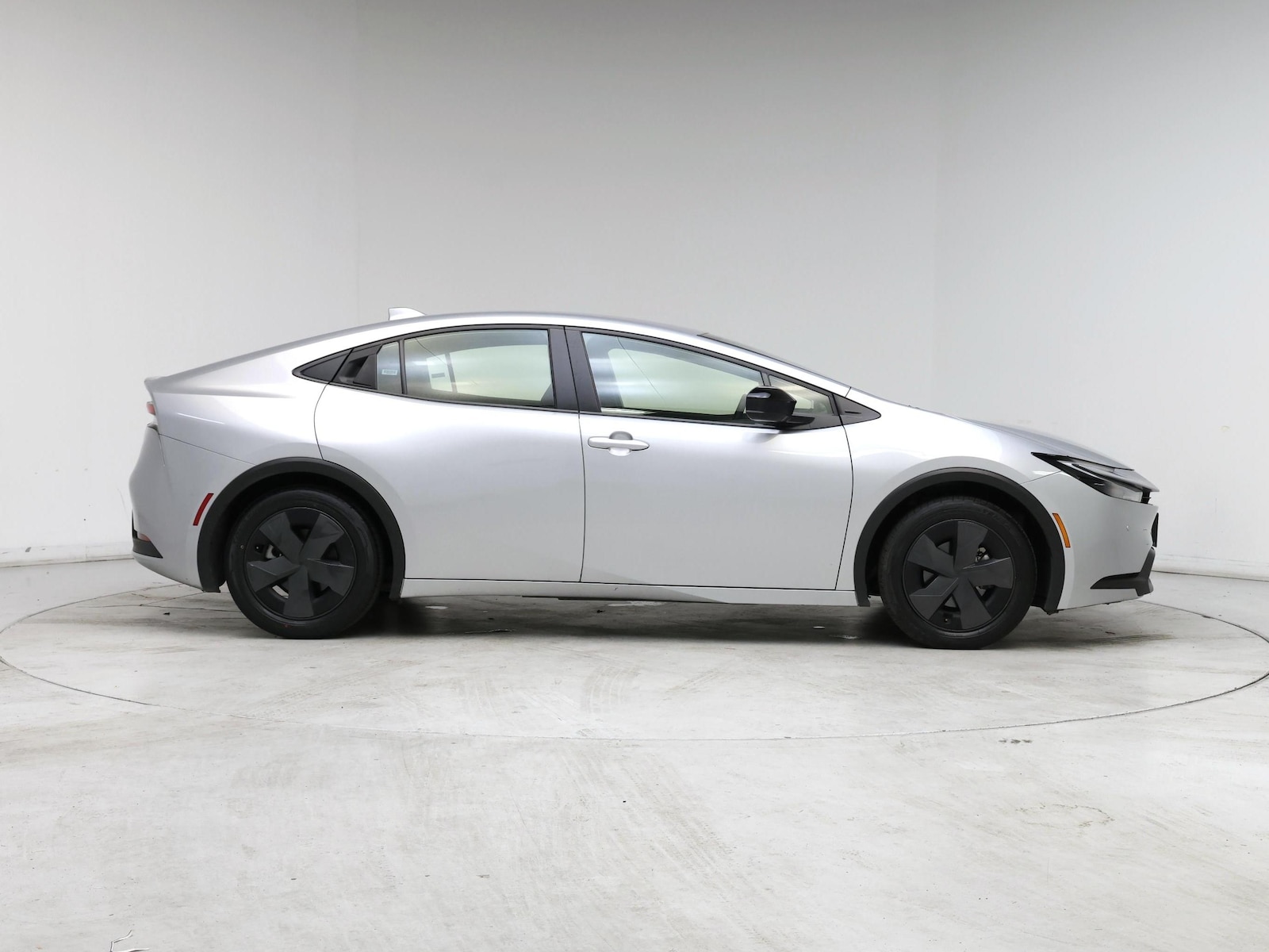2025 Toyota Prius LE - Photo 8
