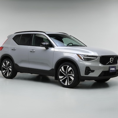 2024 Volvo XC40 B5 Ultimate Dark Theme