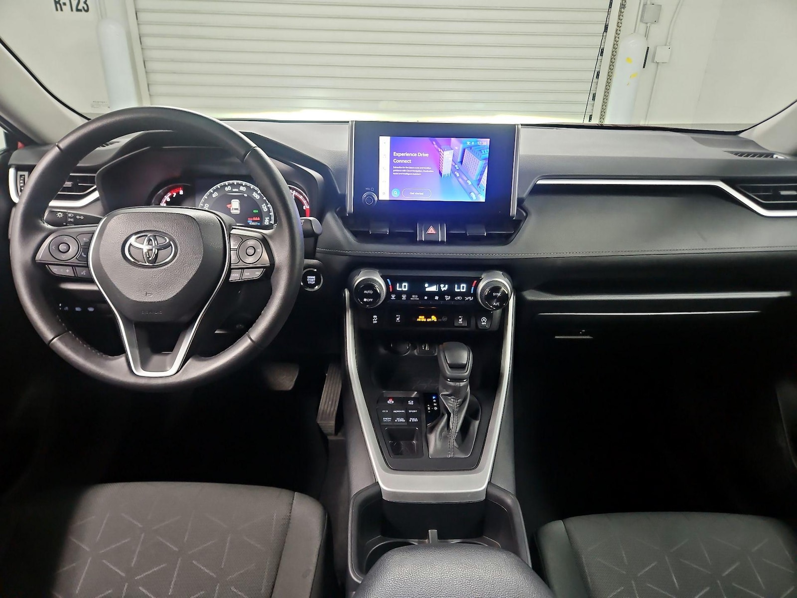 2024 Toyota RAV4 XLE - Photo 10
