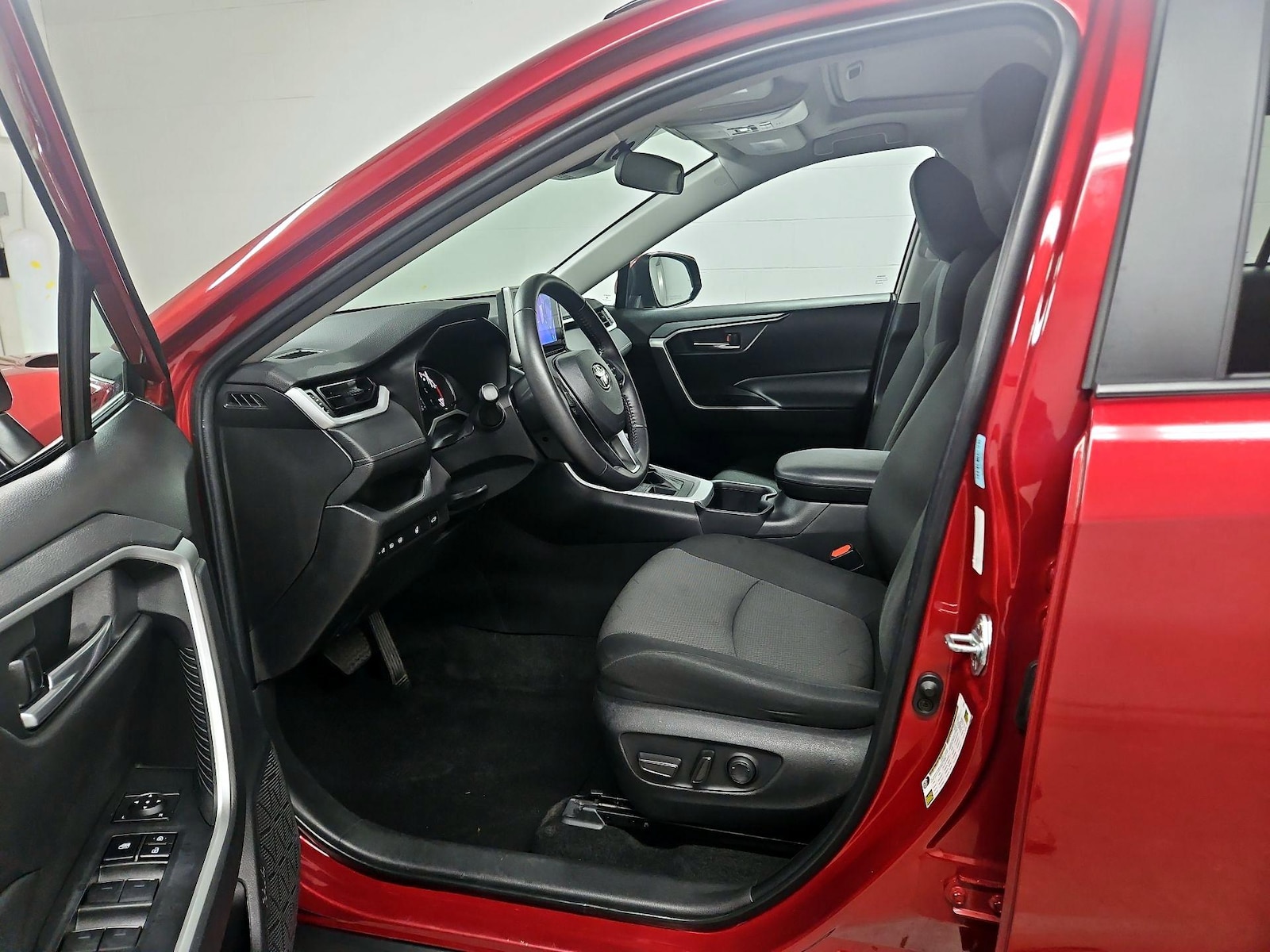 2024 Toyota RAV4 XLE - Photo 12