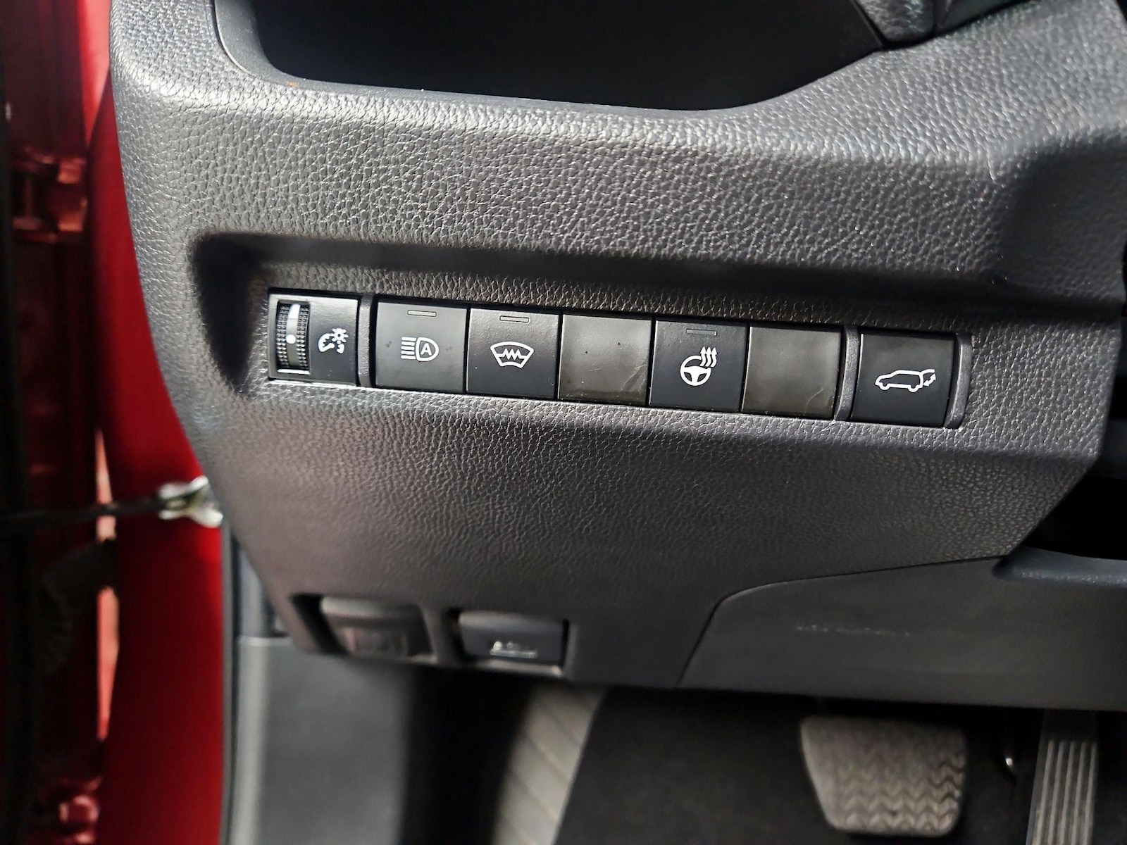2024 Toyota RAV4 XLE - Photo 14