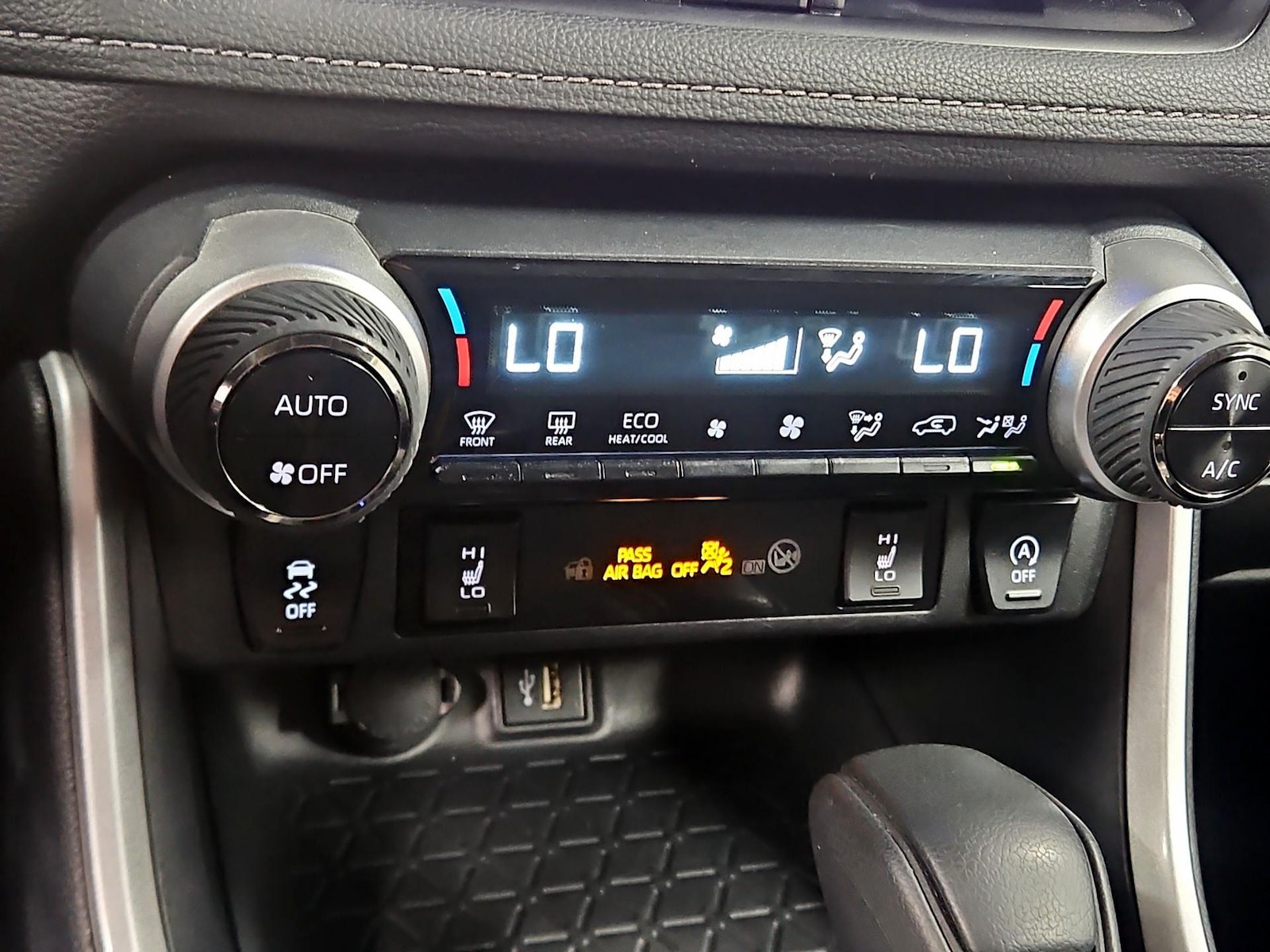 2024 Toyota RAV4 XLE - Photo 18