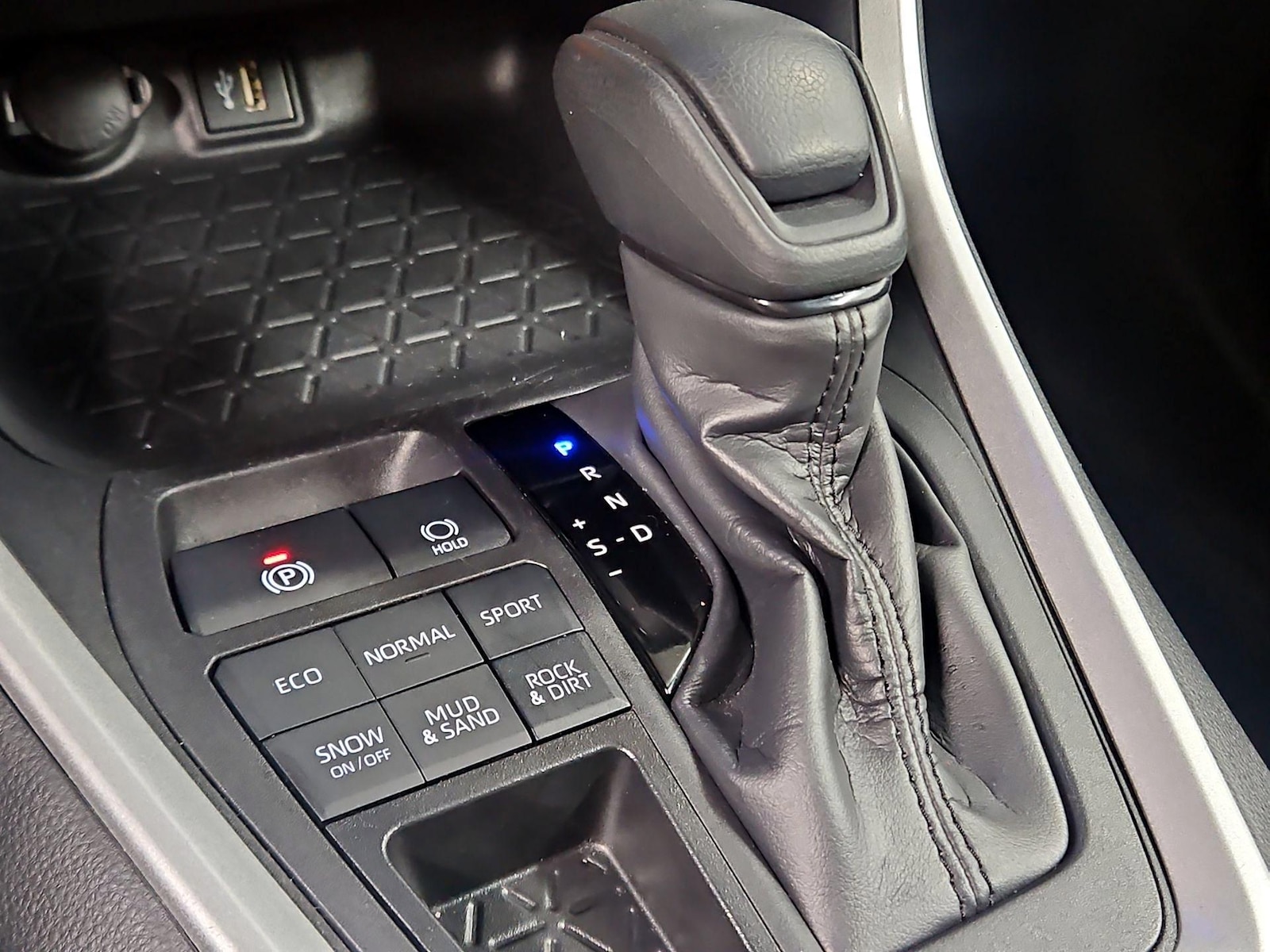 2024 Toyota RAV4 XLE - Photo 19
