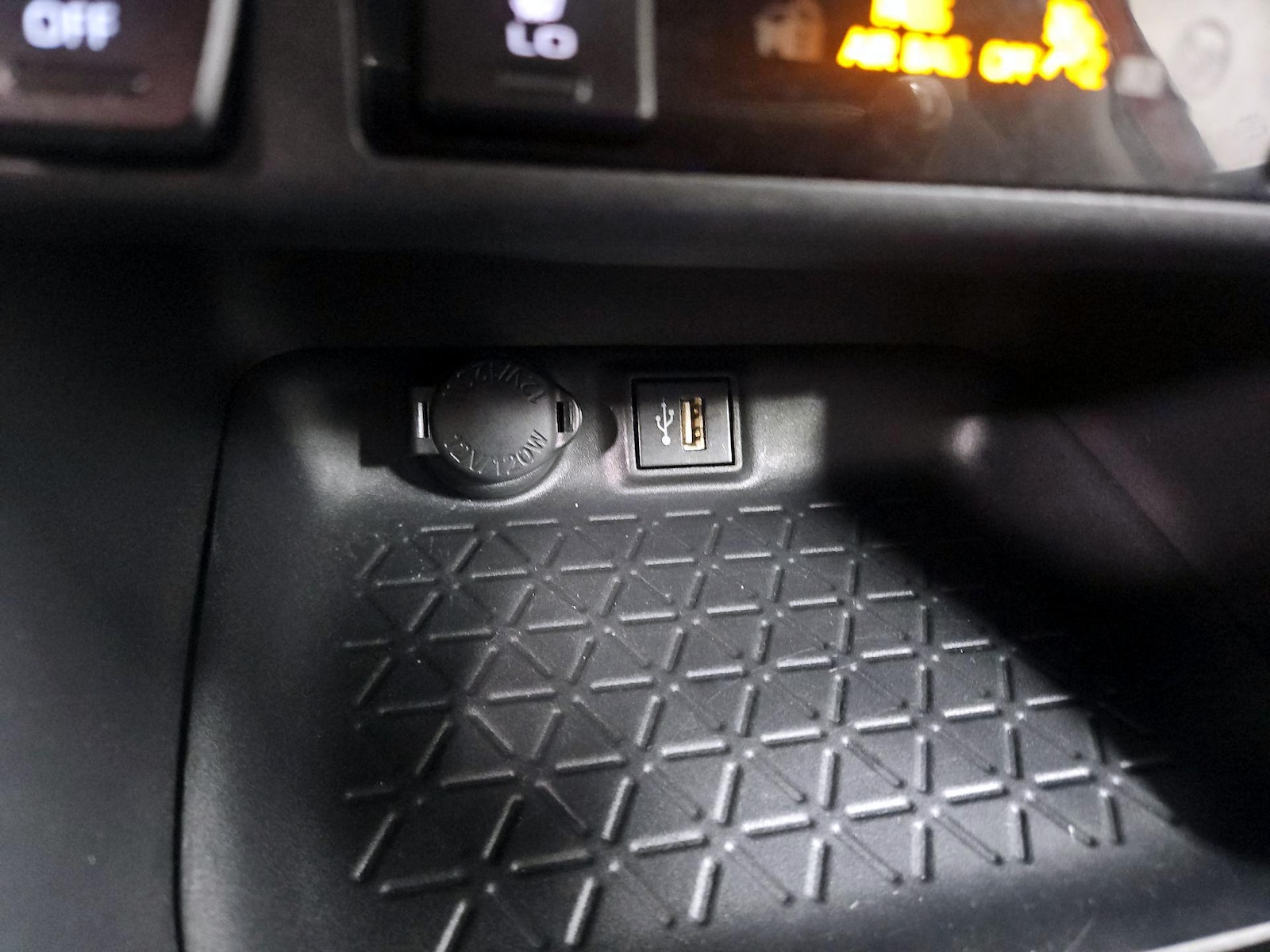 2024 Toyota RAV4 XLE - Photo 20