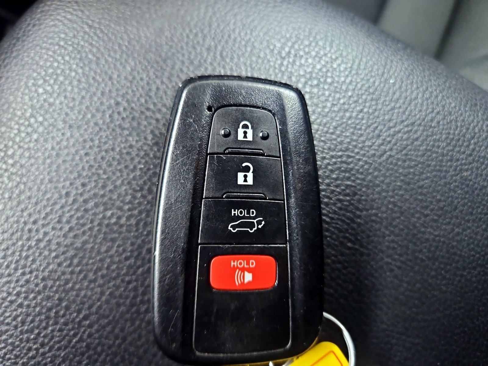 2024 Toyota RAV4 XLE - Photo 24