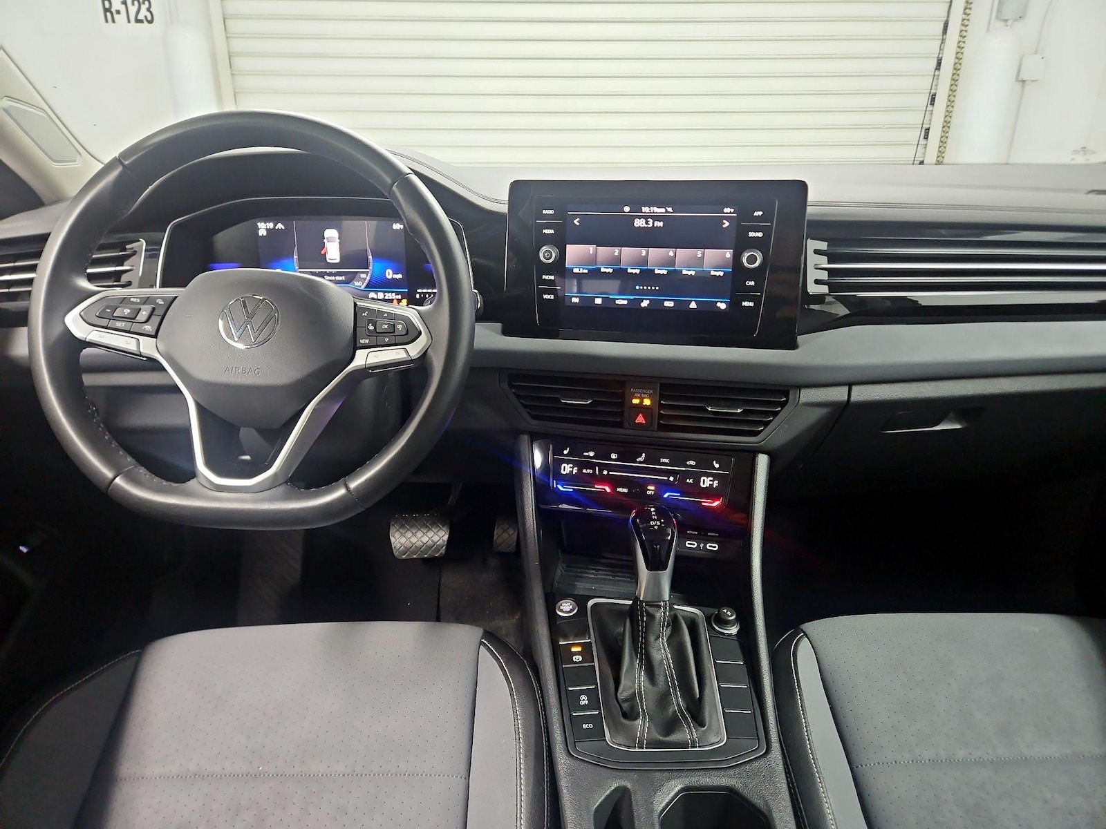 2025 Volkswagen Jetta SE - Photo 10