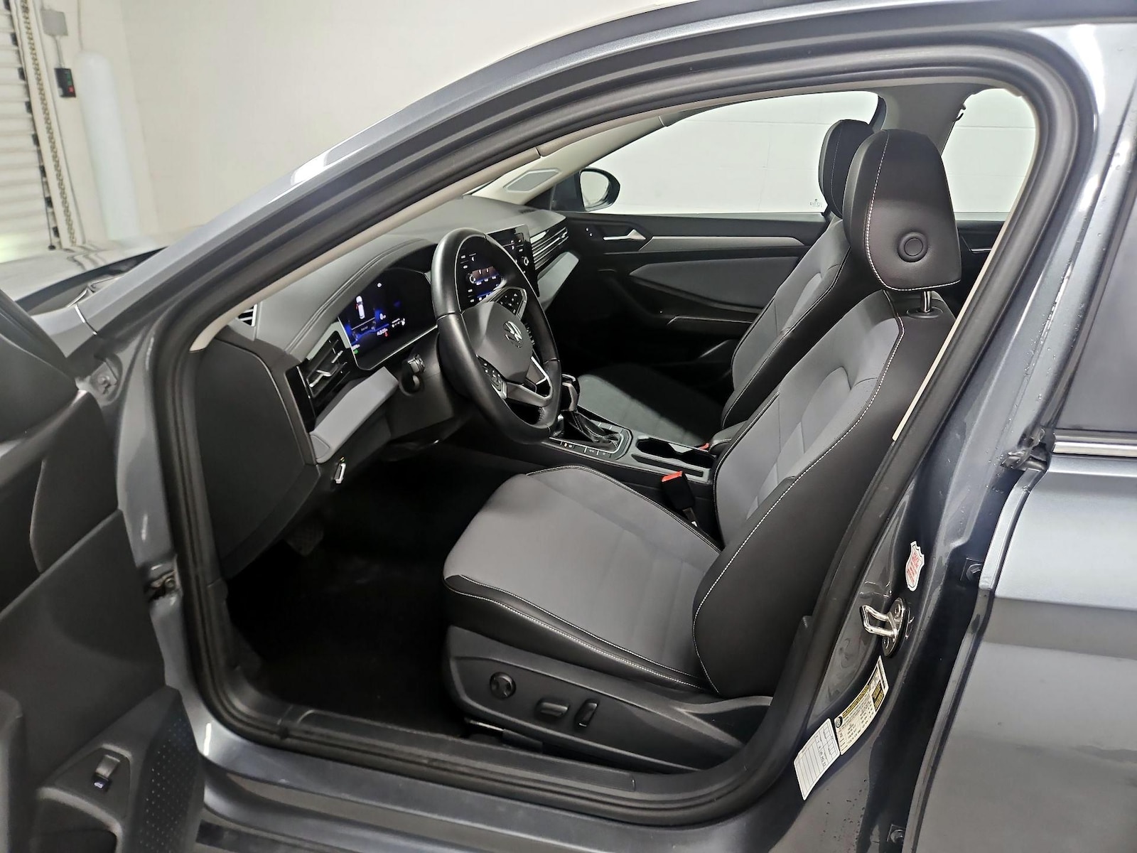 2025 Volkswagen Jetta SE - Photo 12