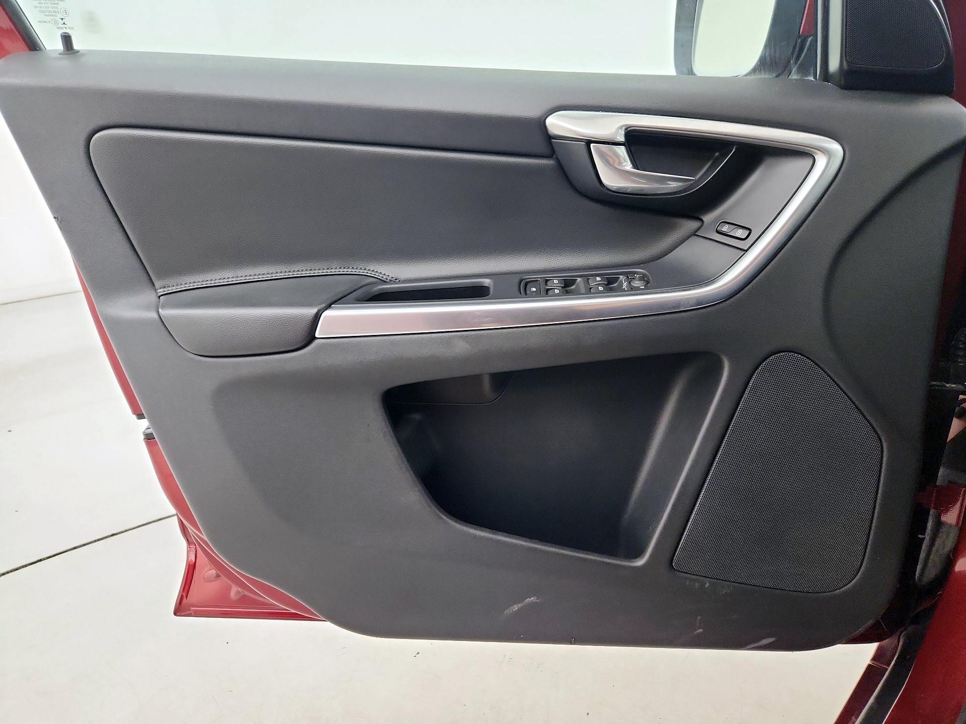 Thumbnail: 2016 Volvo XC60 - 12