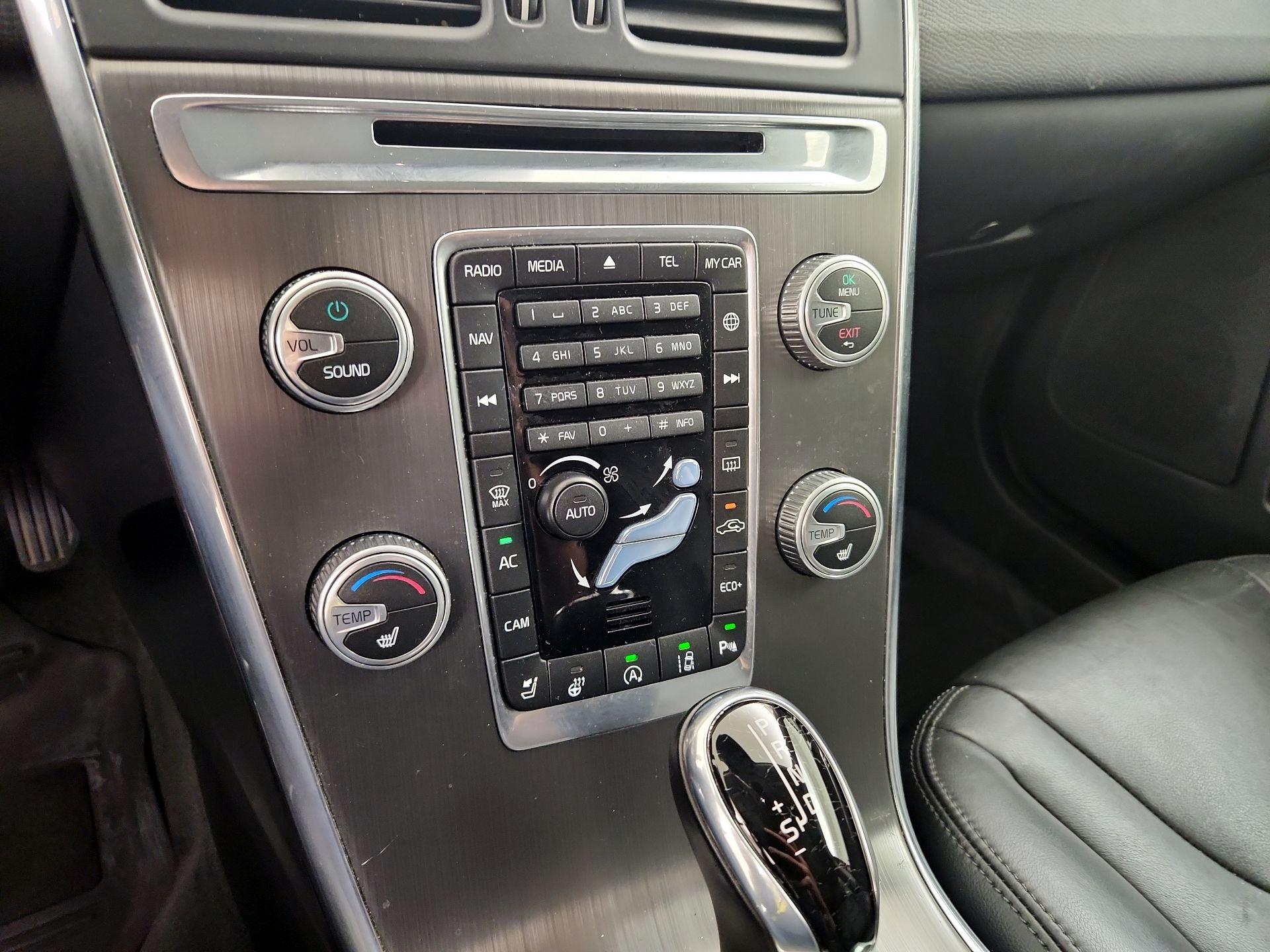 Thumbnail: 2016 Volvo XC60 - 16