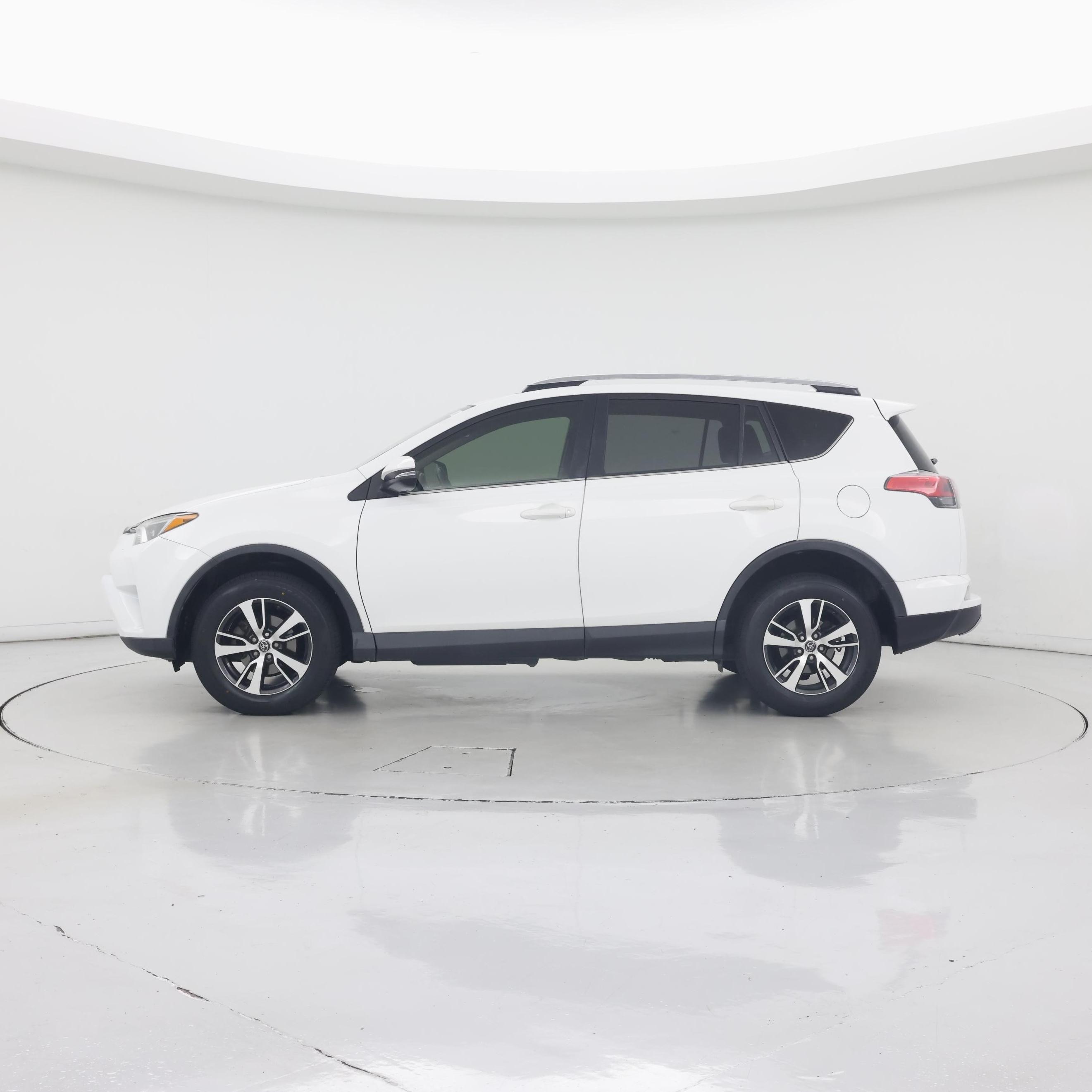Thumbnail: 2017 Toyota RAV4 - 3