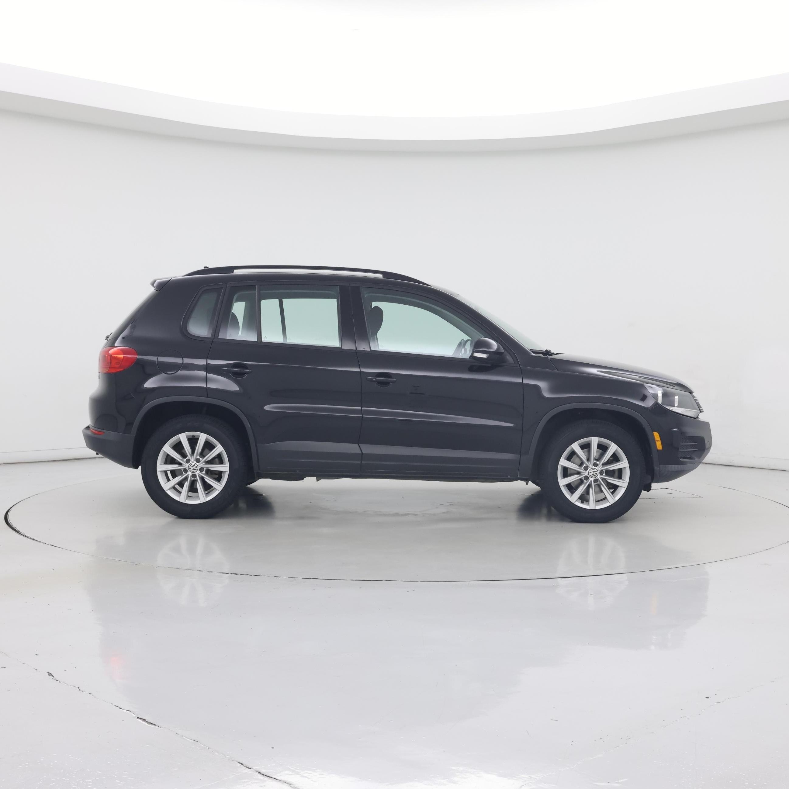 Thumbnail: 2017 Volkswagen Tiguan - 7