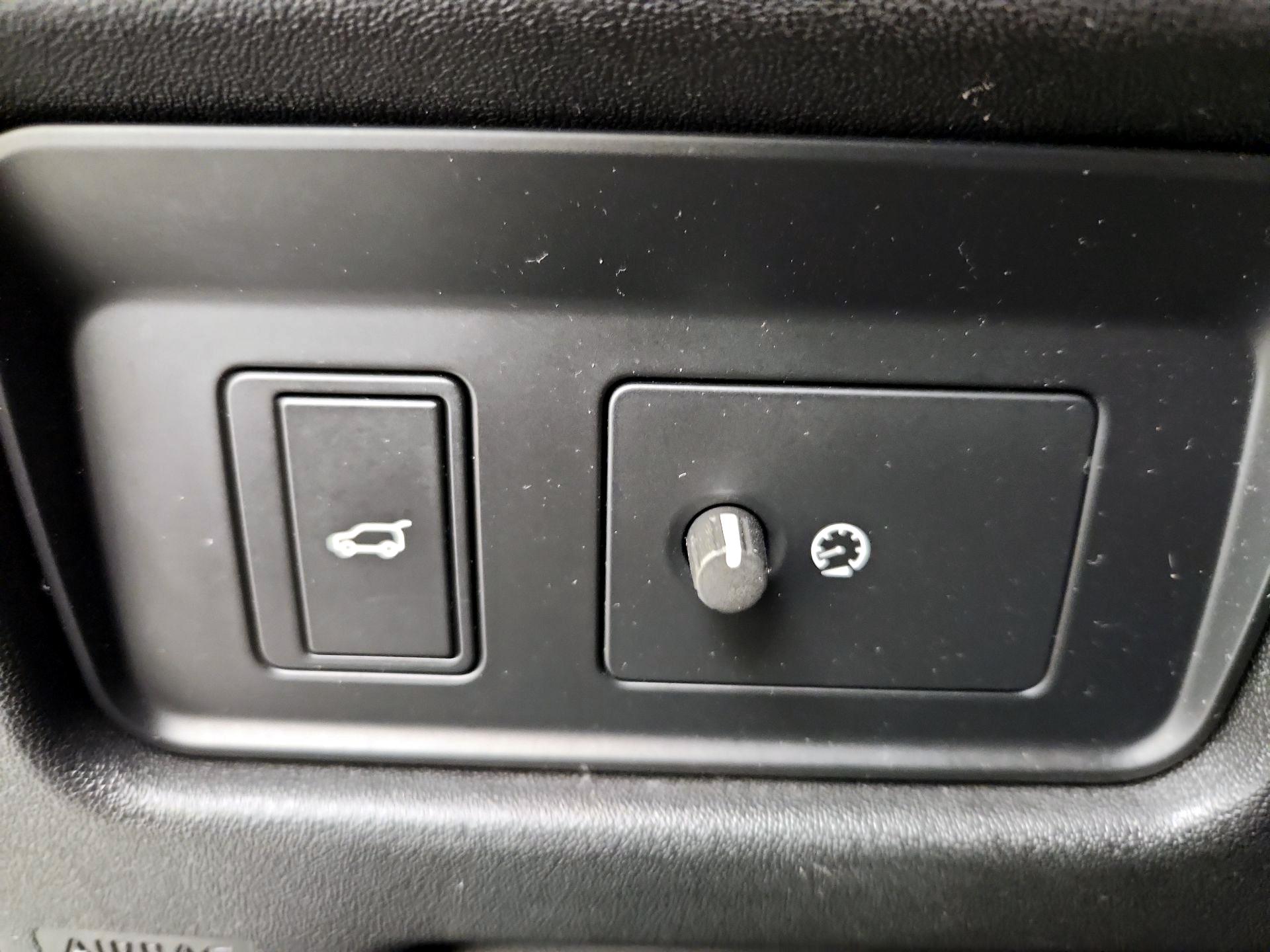 Thumbnail: 2019 Land Rover Discovery Sport - 13