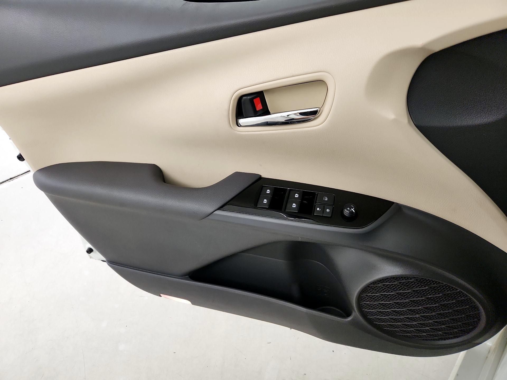 Thumbnail: 2018 Toyota Prius - 12