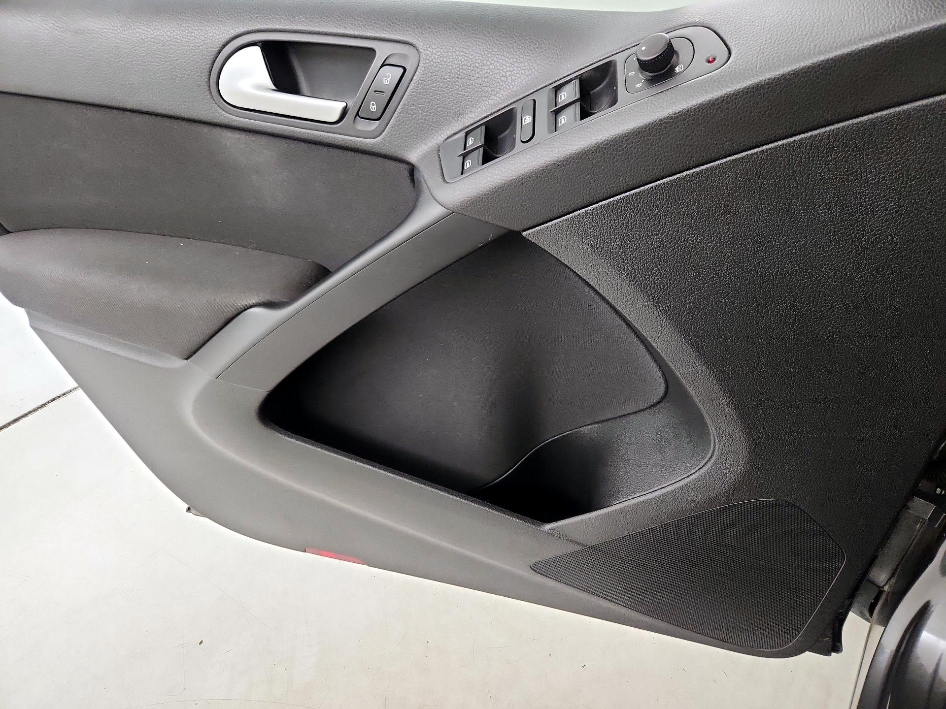 Thumbnail: 2015 Volkswagen Tiguan - 12