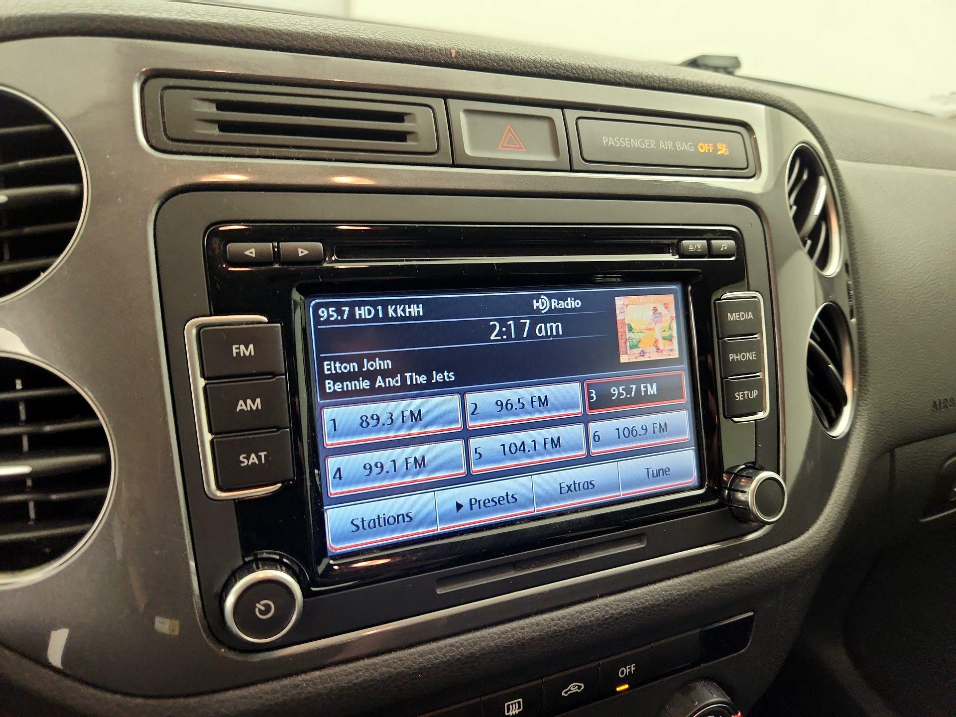 Thumbnail: 2015 Volkswagen Tiguan - 15