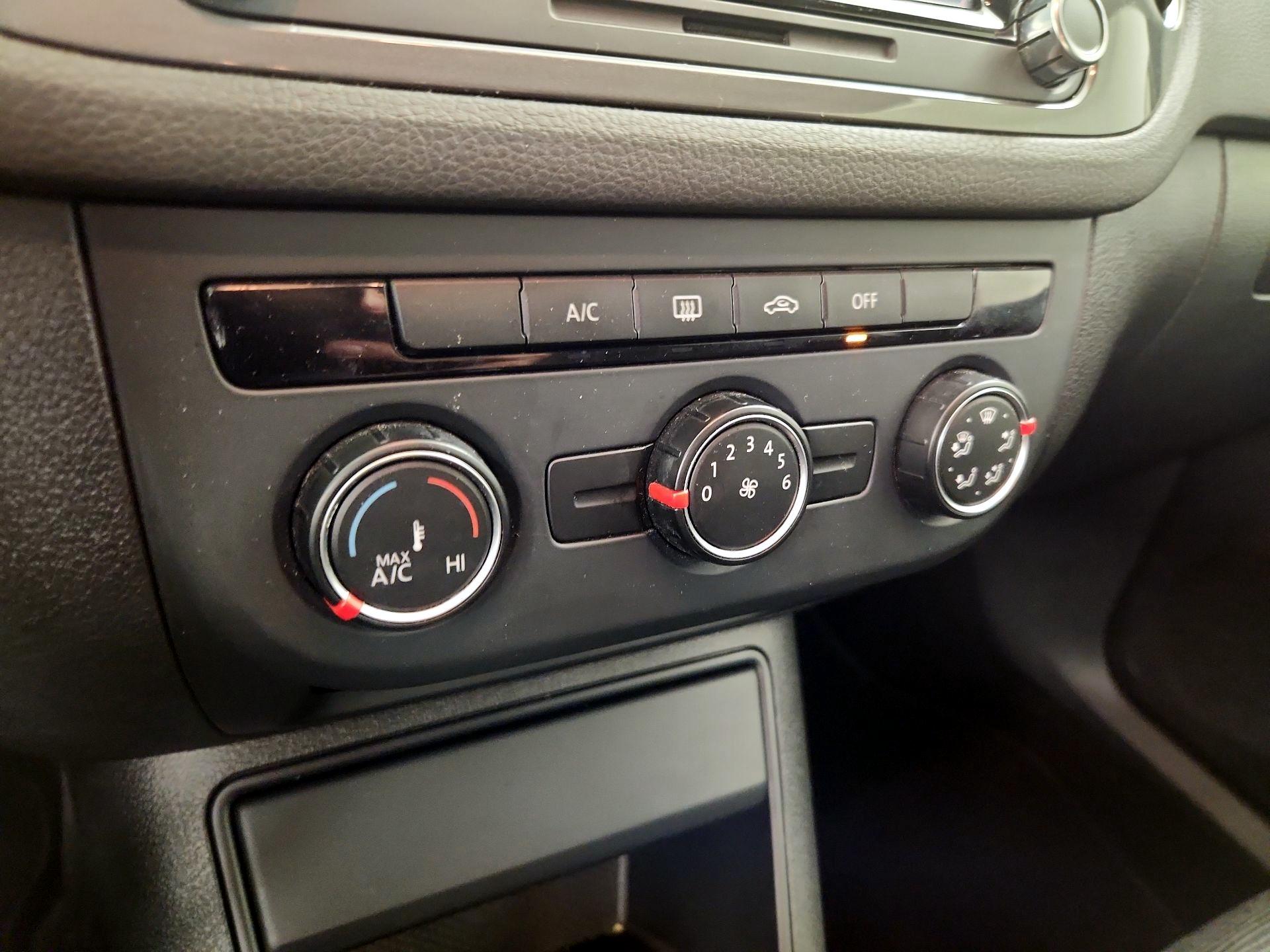 Thumbnail: 2015 Volkswagen Tiguan - 16