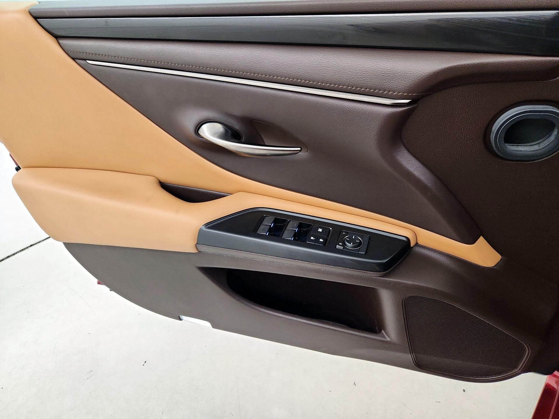 Thumbnail: 2019 Lexus ES - 12
