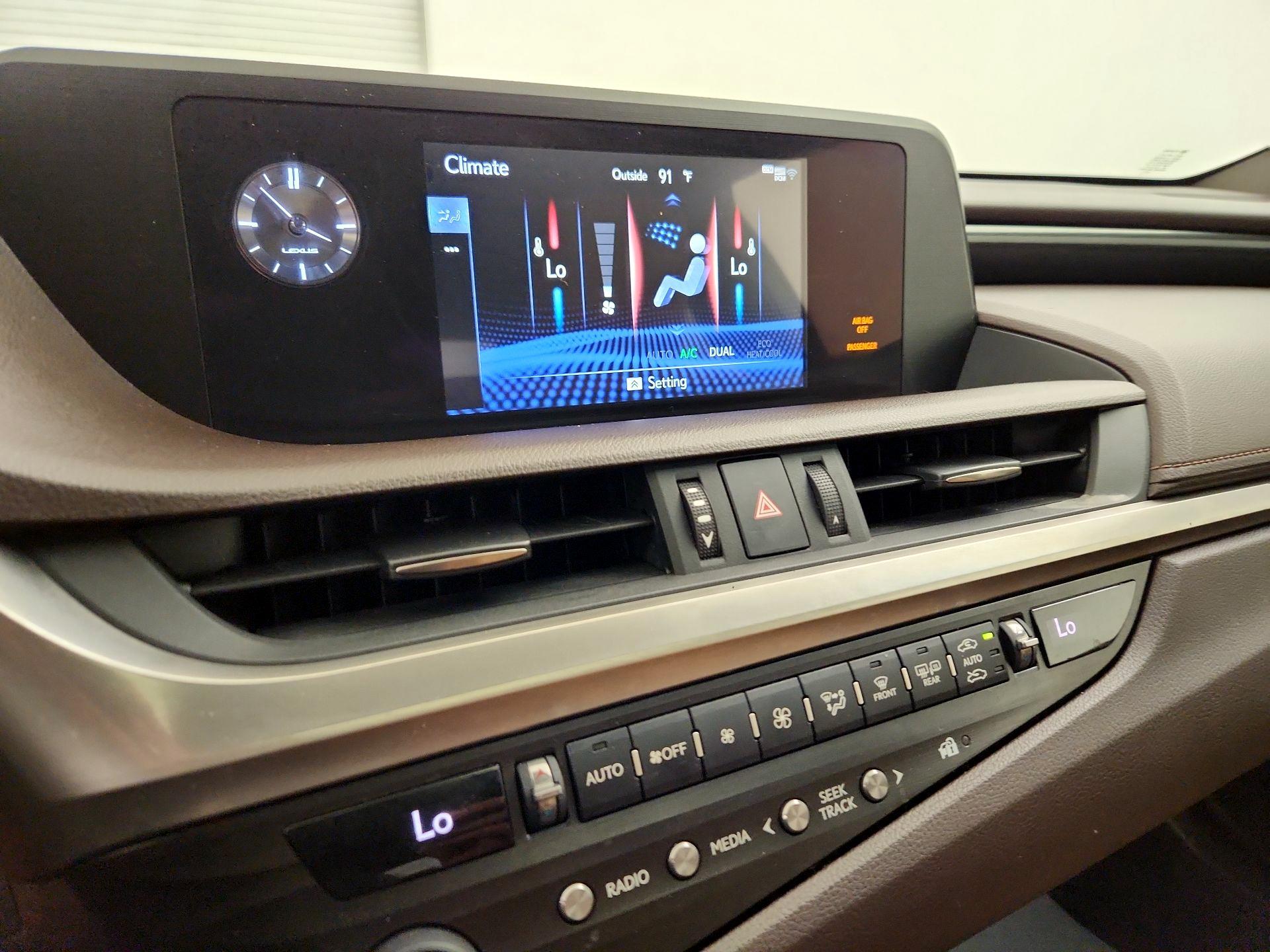 Thumbnail: 2019 Lexus ES - 16