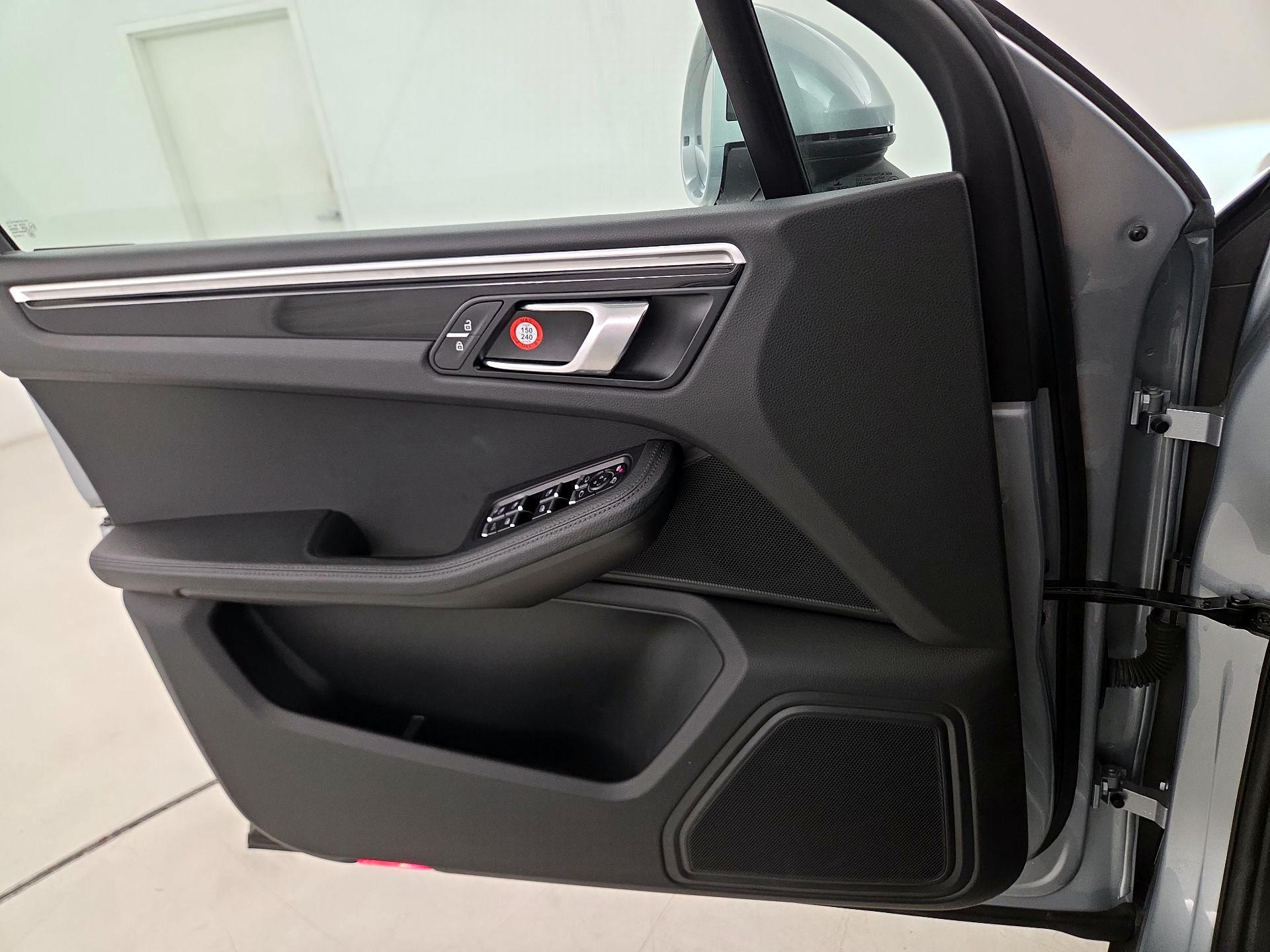 Thumbnail: 2021 Porsche Macan - 12