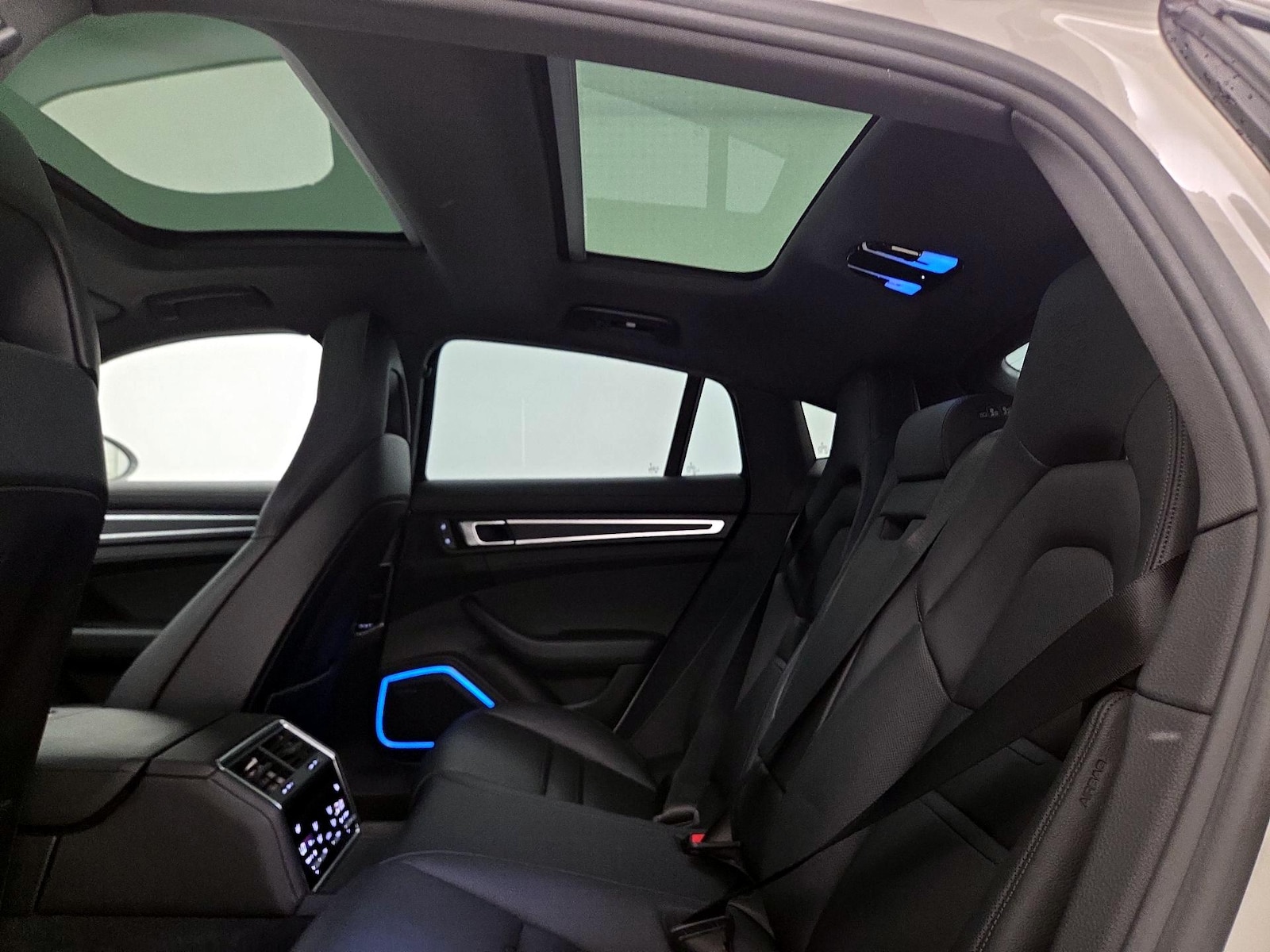 2022 Porsche Panamera Platinum Edition - Photo 25