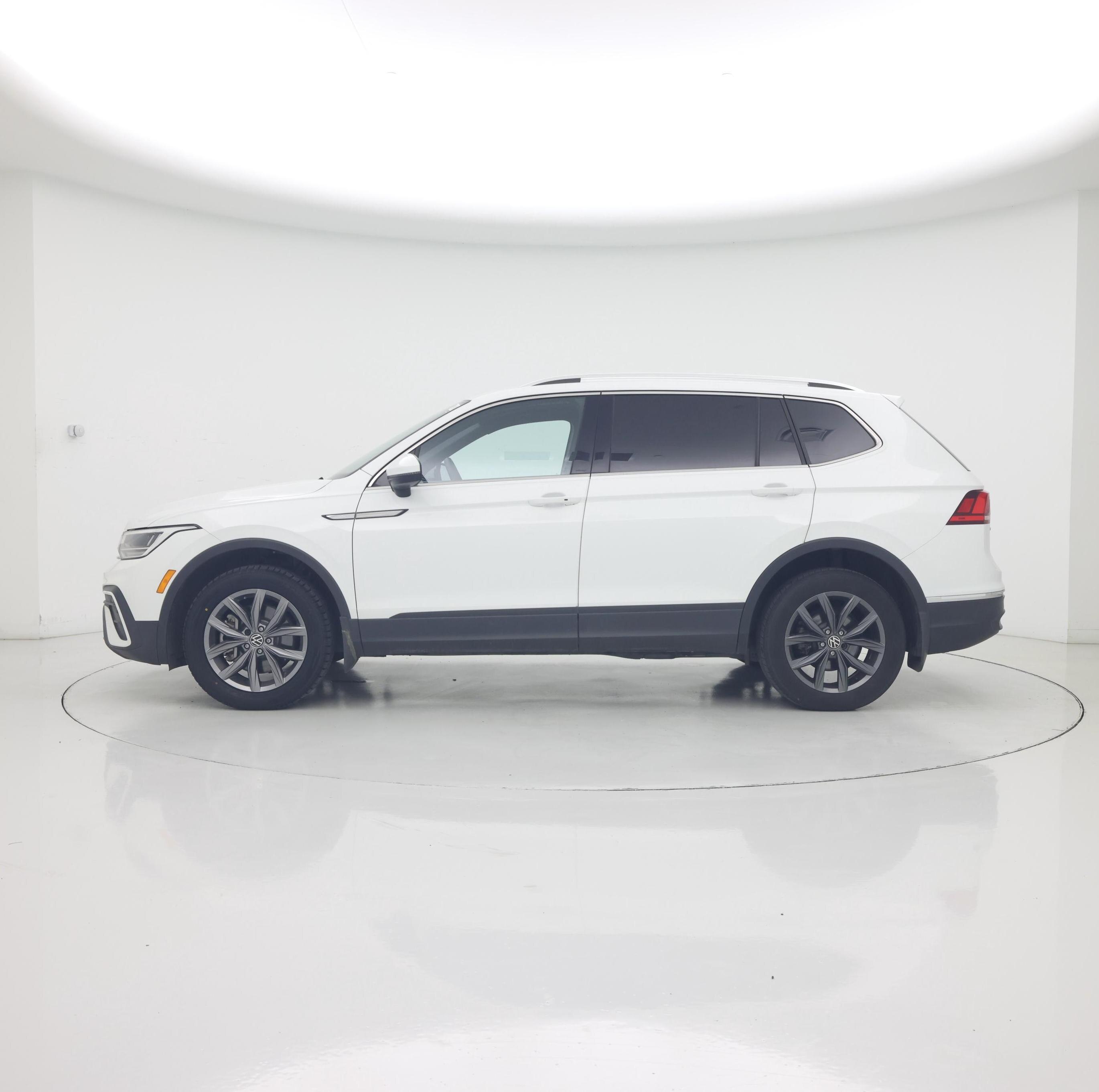 Thumbnail: 2022 Volkswagen Tiguan - 3