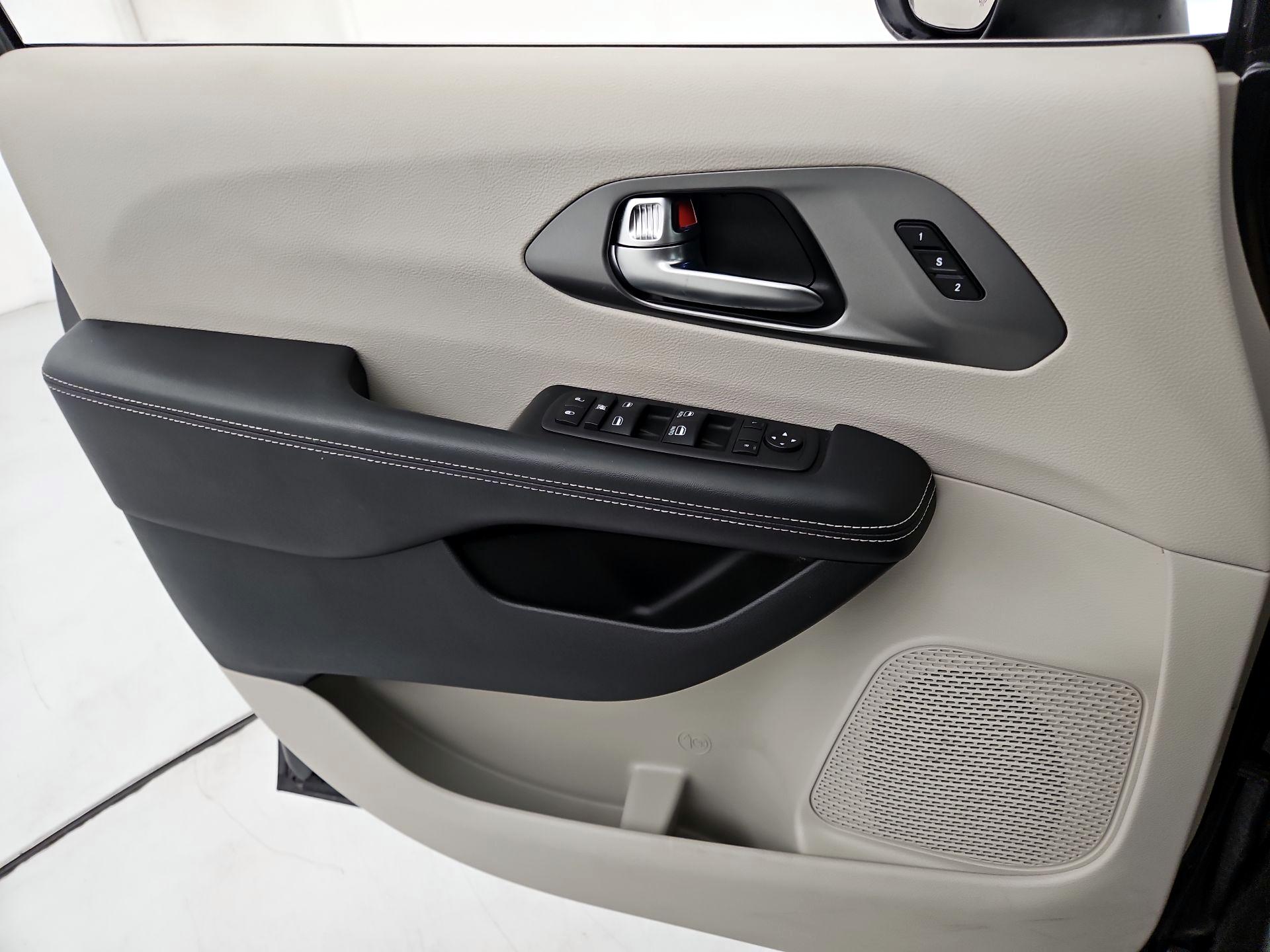 Thumbnail: 2023 Chrysler Pacifica - 12