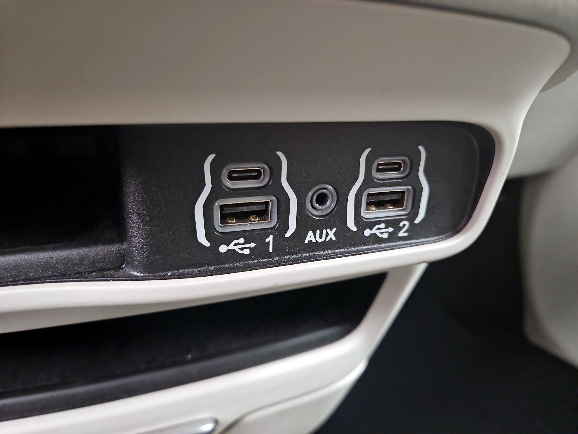 Thumbnail: 2023 Chrysler Pacifica - 18