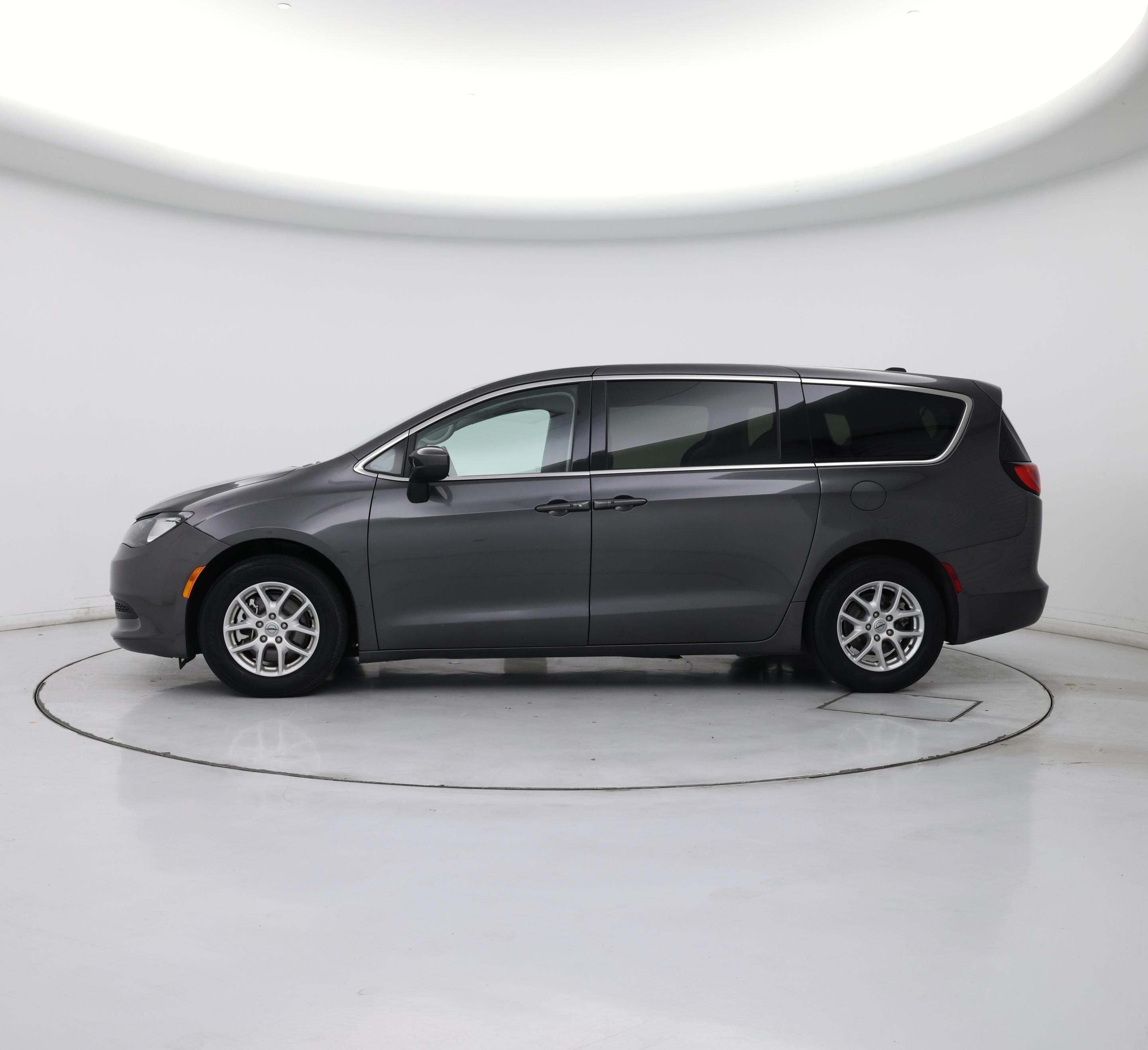 Thumbnail: 2023 Chrysler Voyager - 3