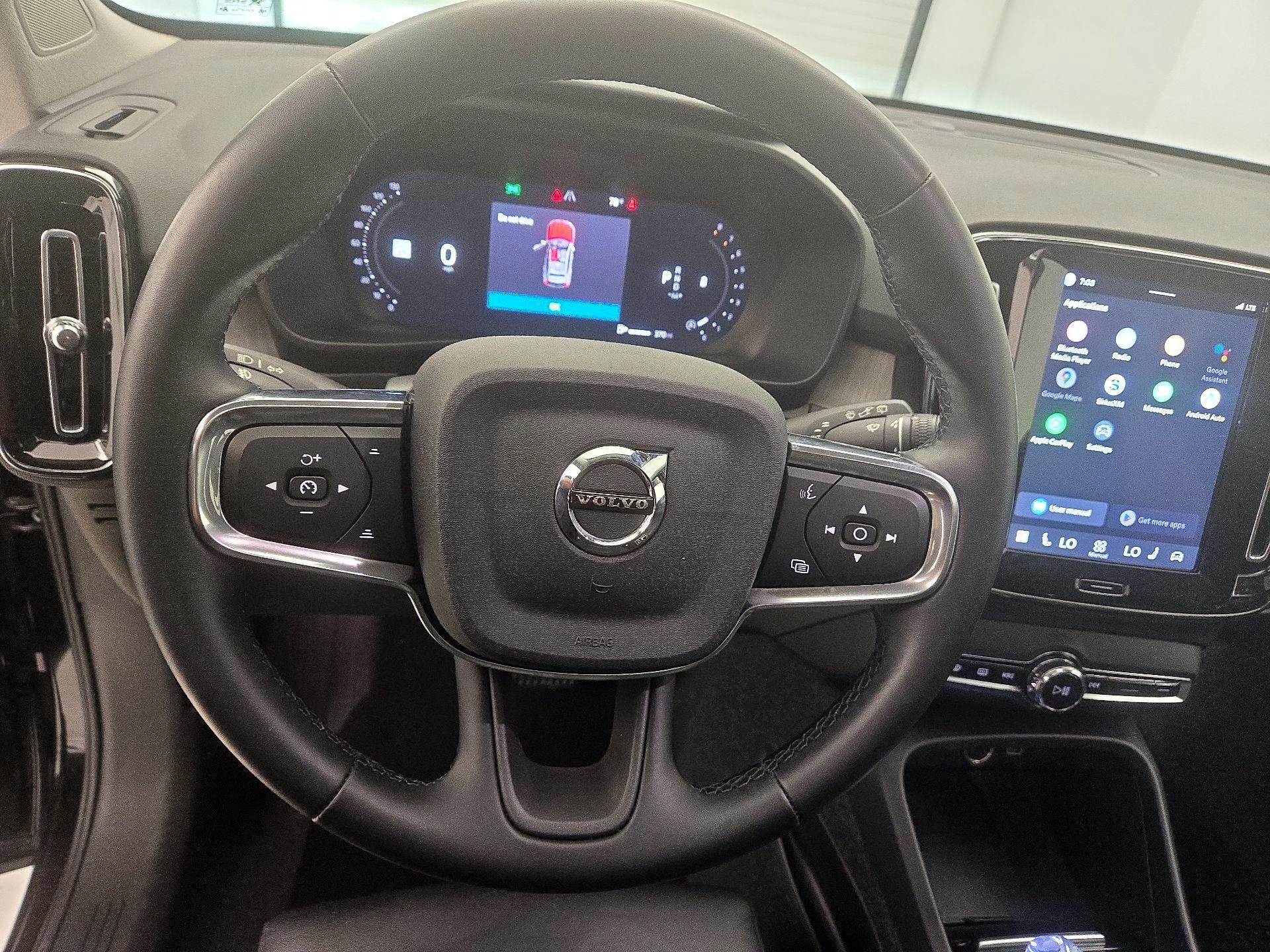 Thumbnail: 2025 Volvo XC40 - 10