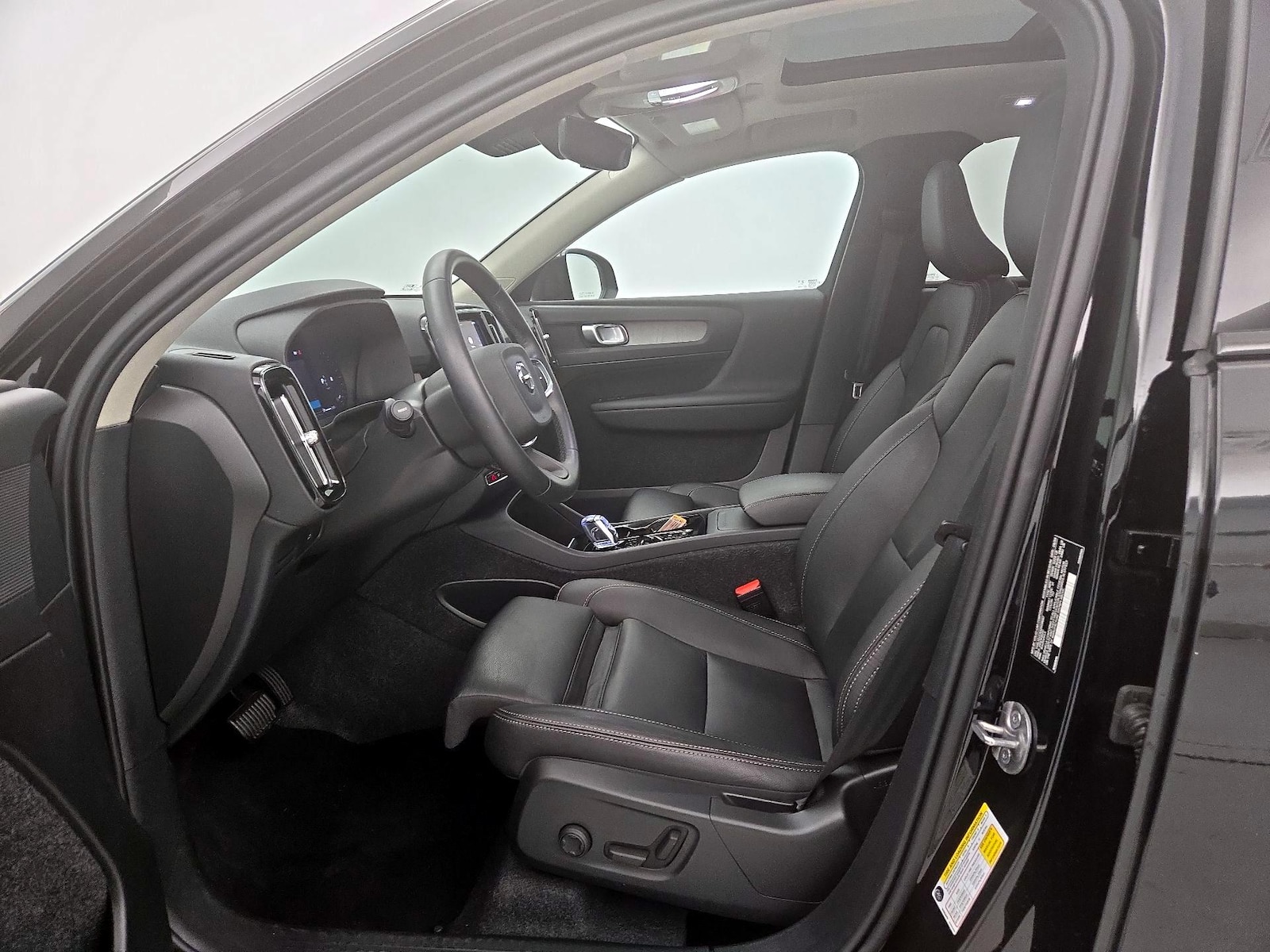 2025 Volvo XC40 Plus - Photo 12
