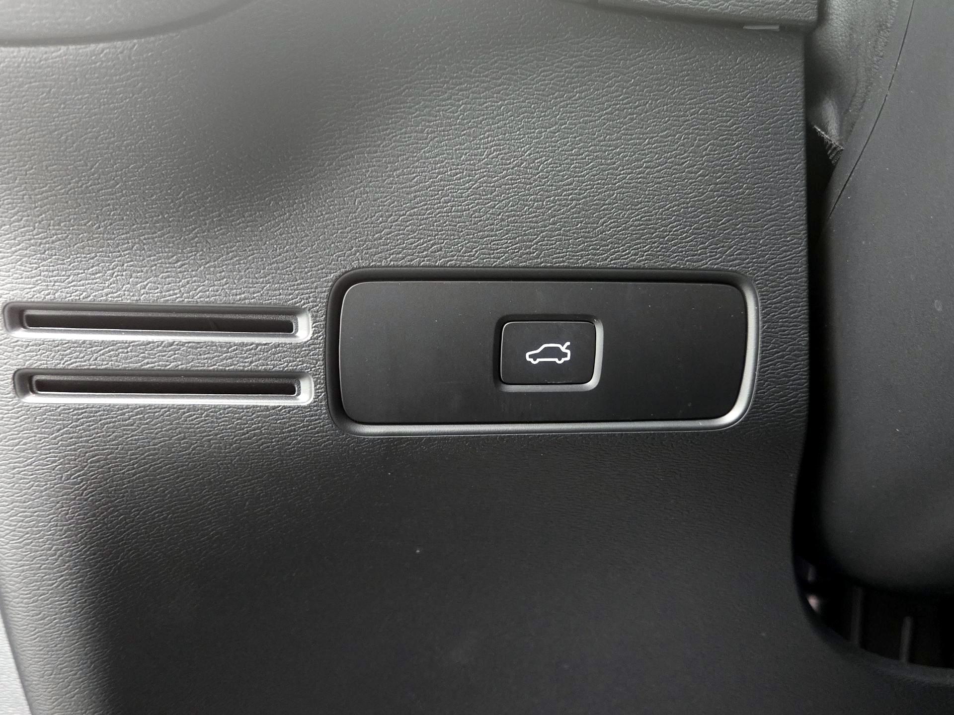 Thumbnail: 2025 Volvo XC40 - 13