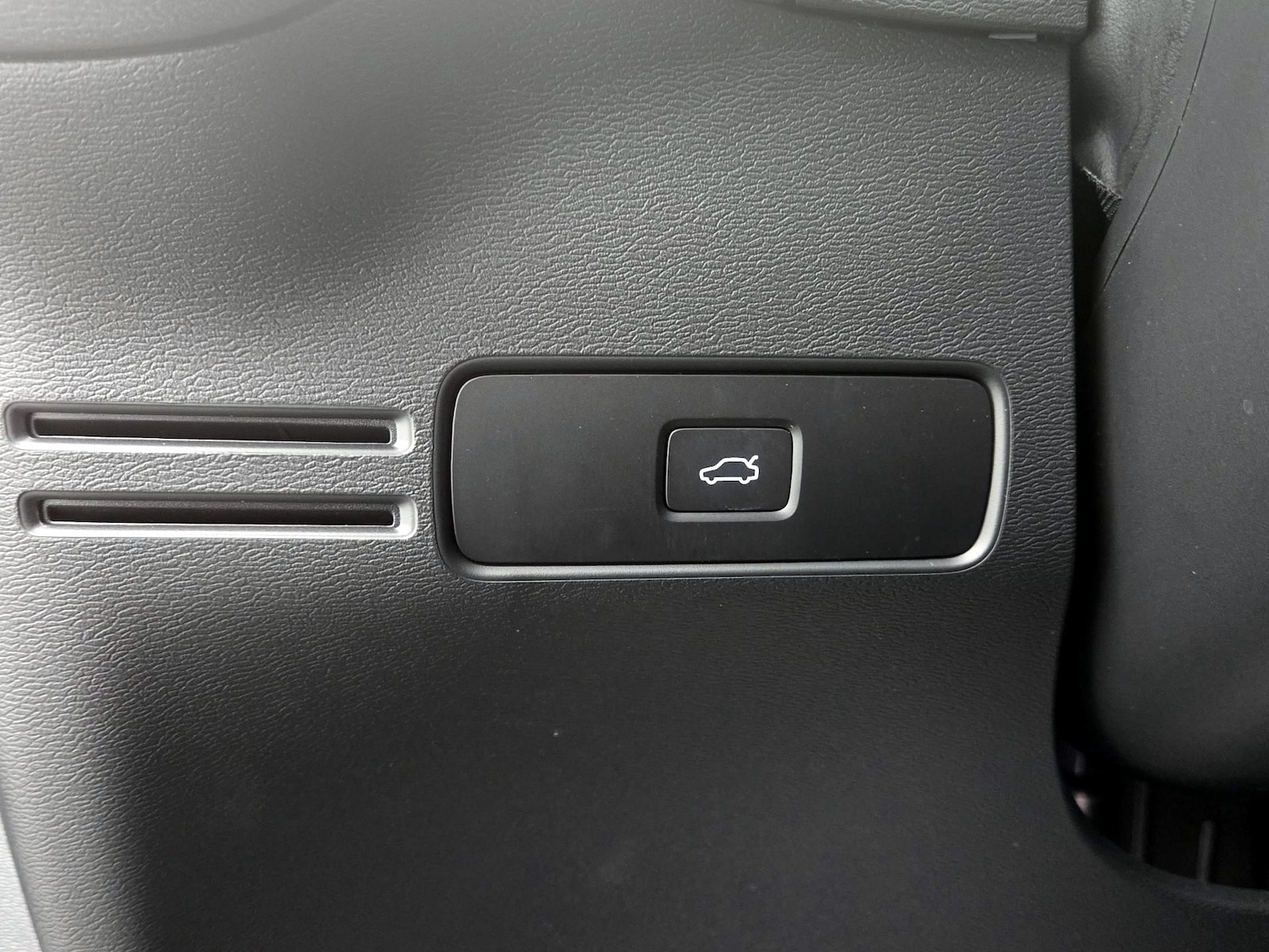 2025 Volvo XC40 Plus - Photo 14