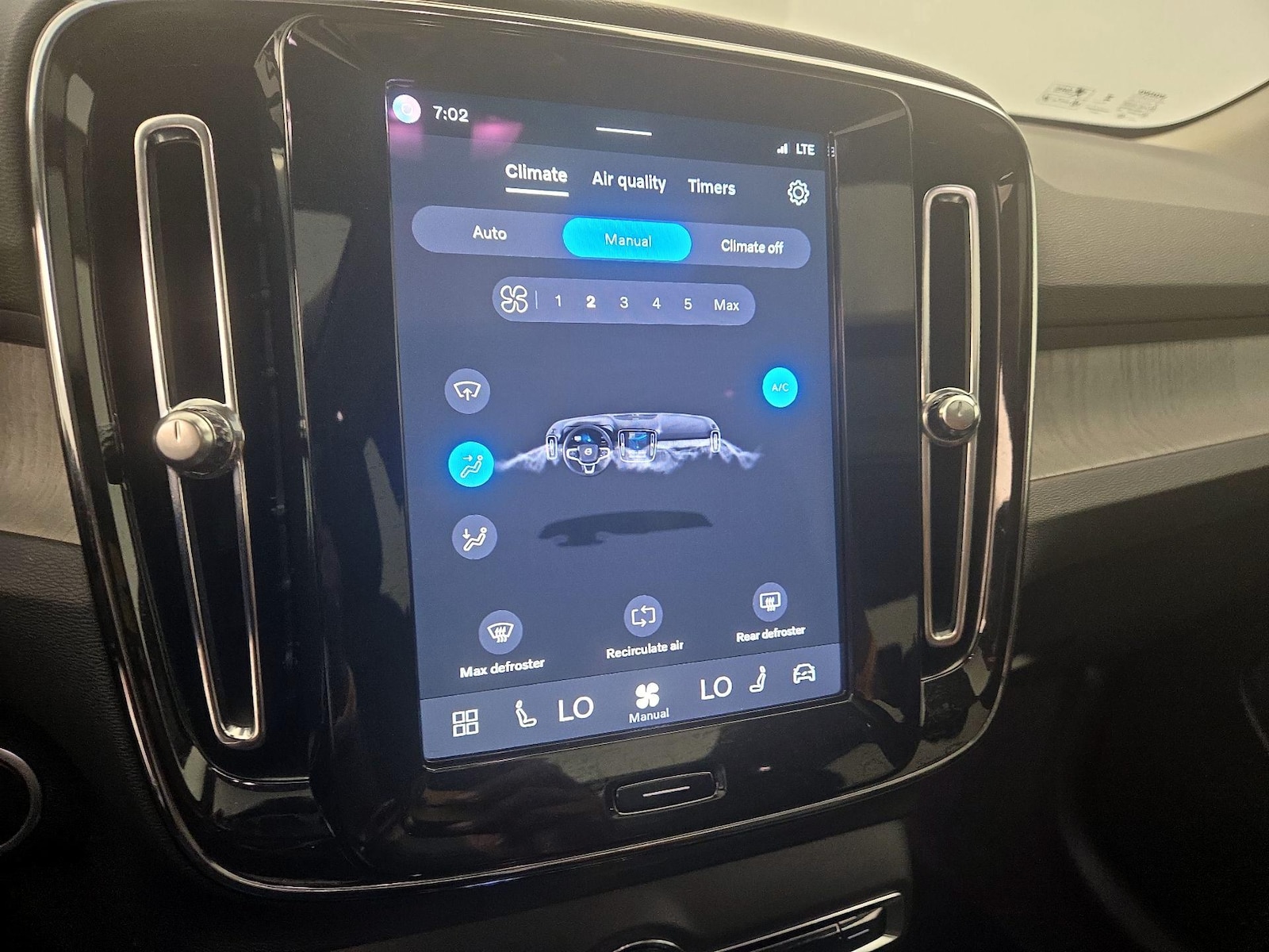 2025 Volvo XC40 Plus - Photo 17