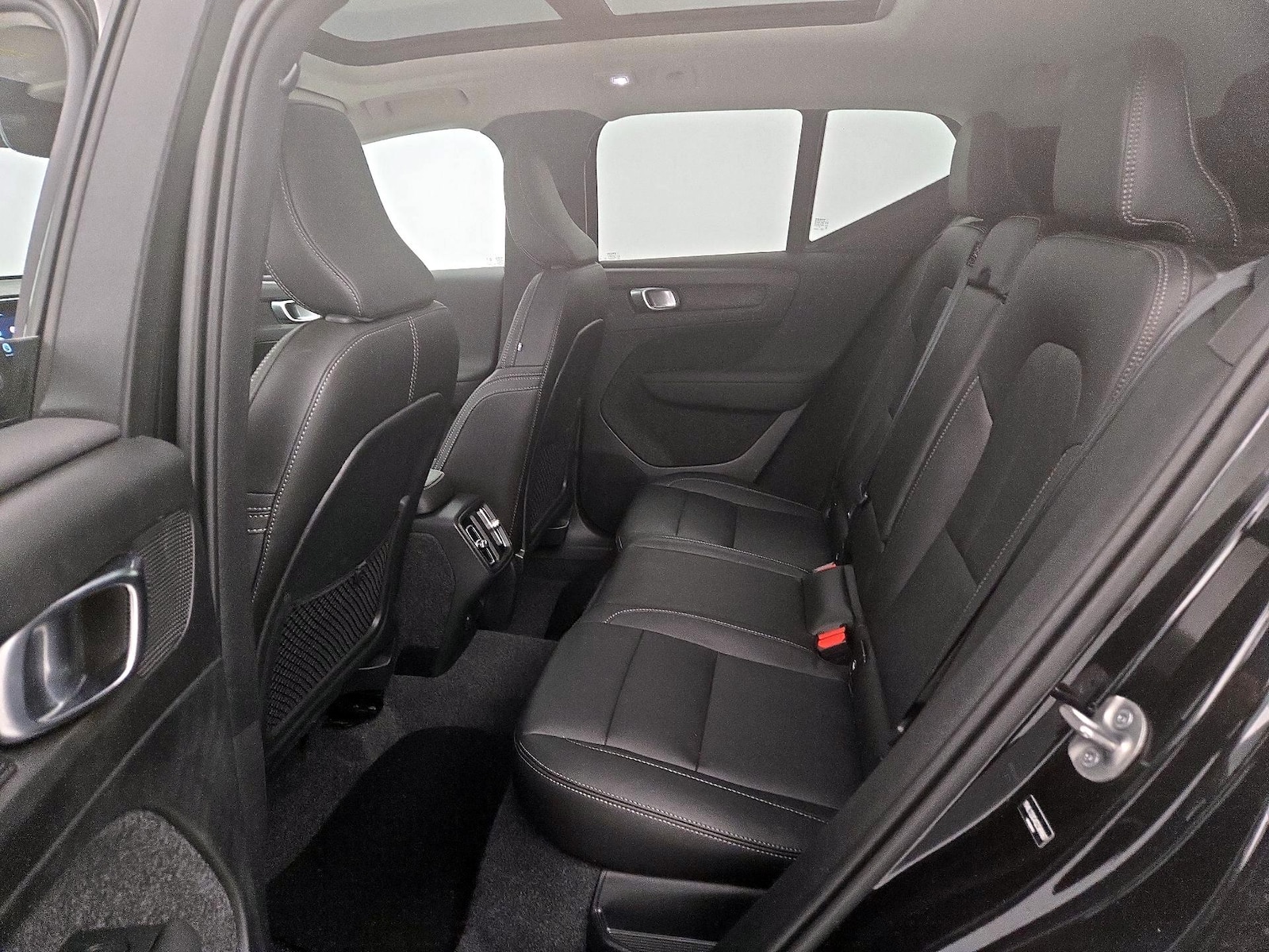 2025 Volvo XC40 Plus - Photo 21