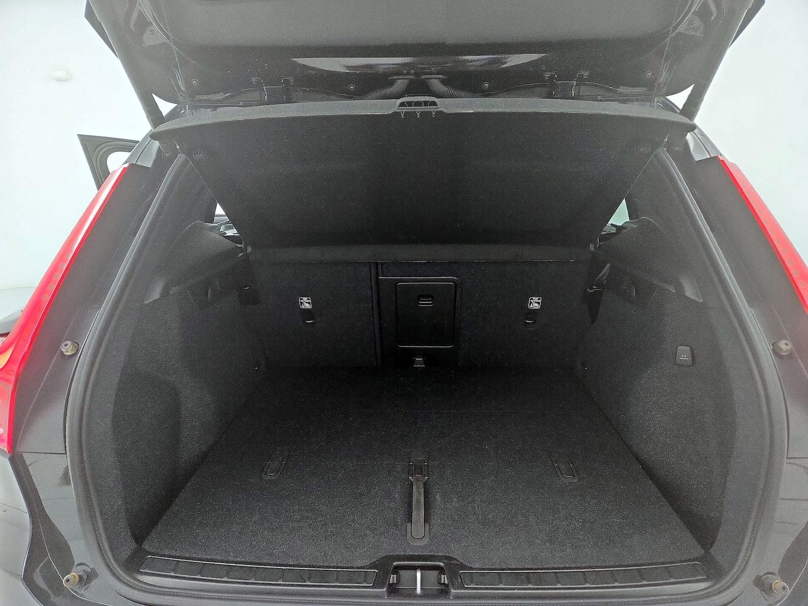 2025 Volvo XC40 Plus - Photo 22