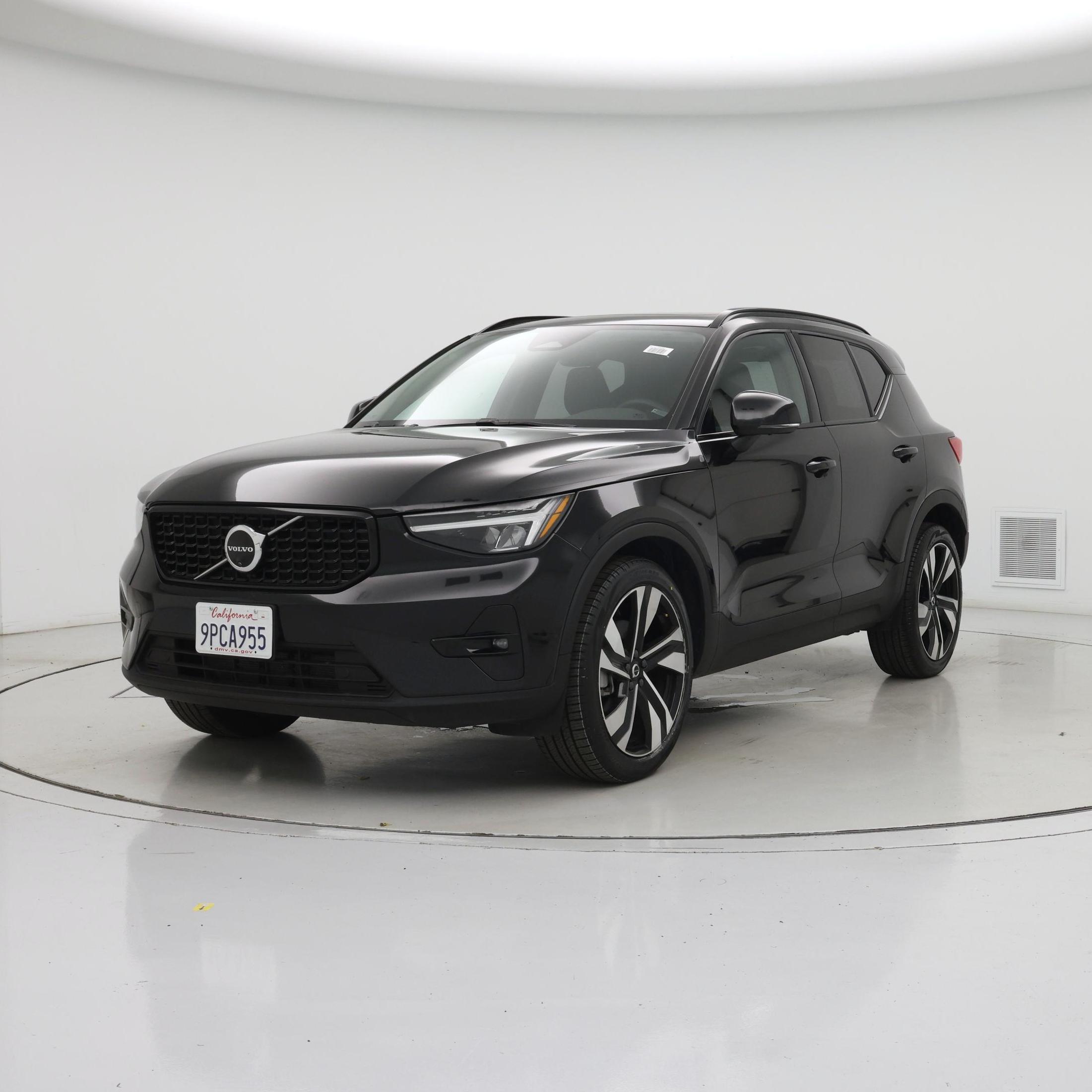 Thumbnail: 2025 Volvo XC40 - 4