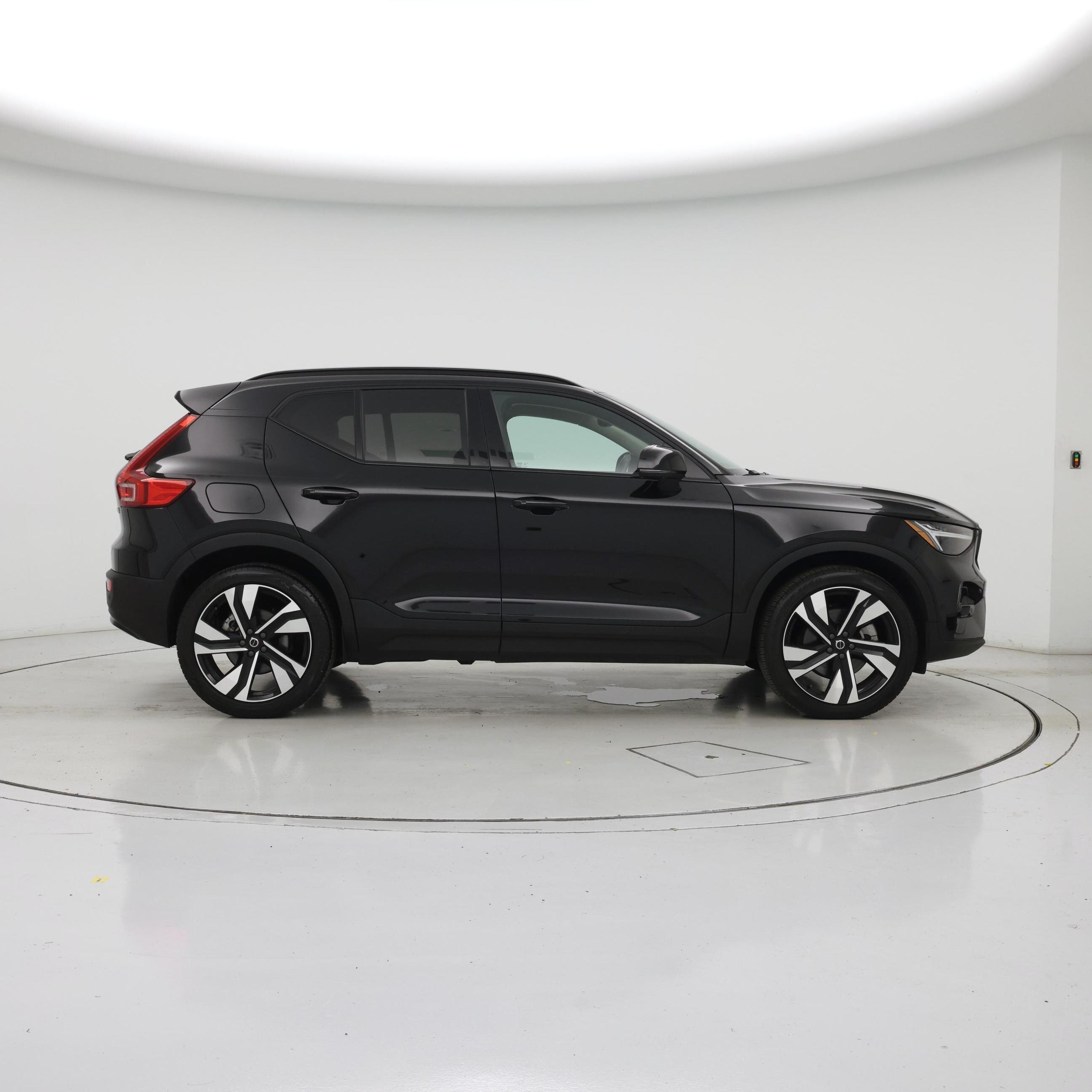 Thumbnail: 2025 Volvo XC40 - 7