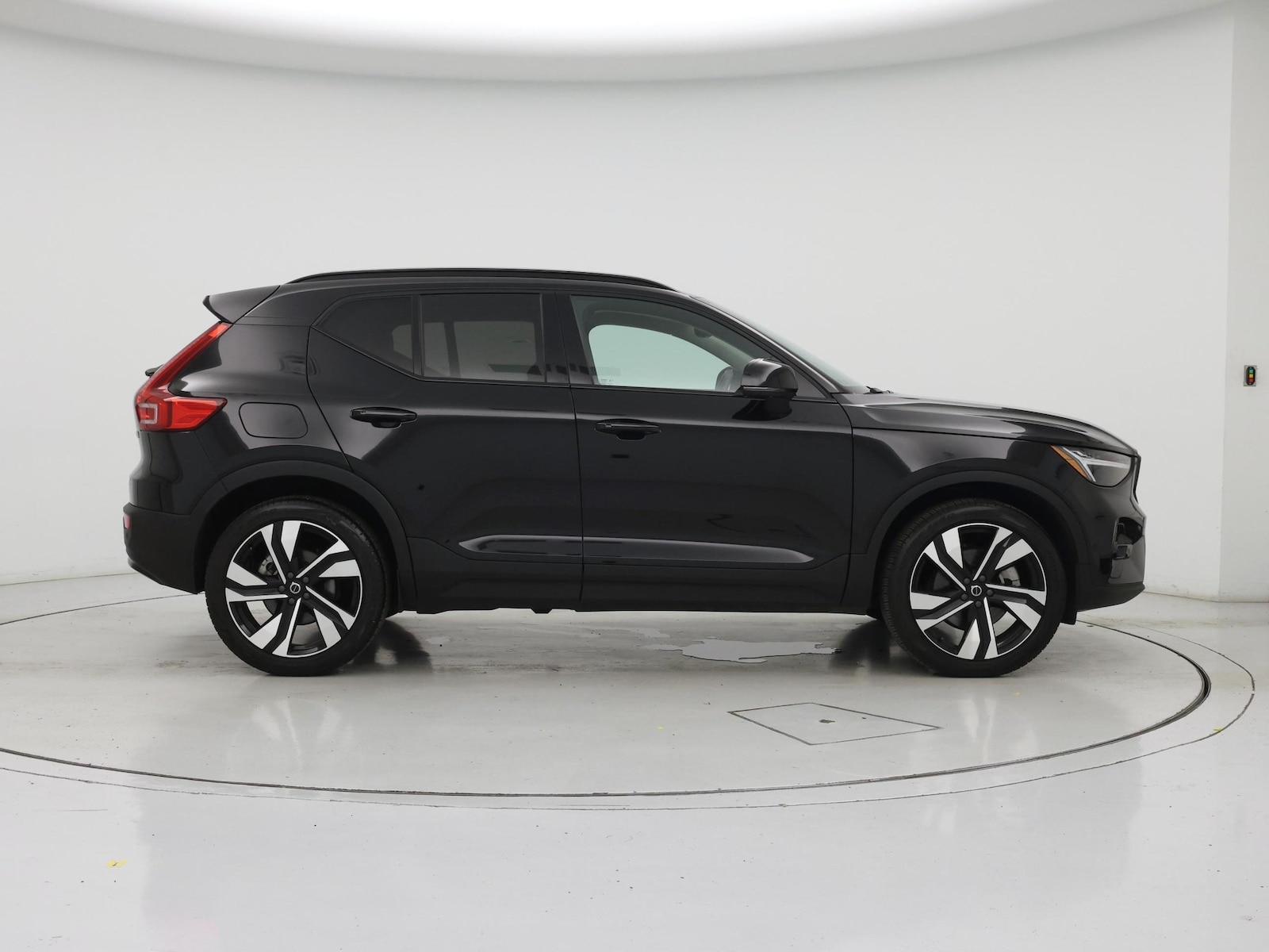 2025 Volvo XC40 Plus - Photo 8