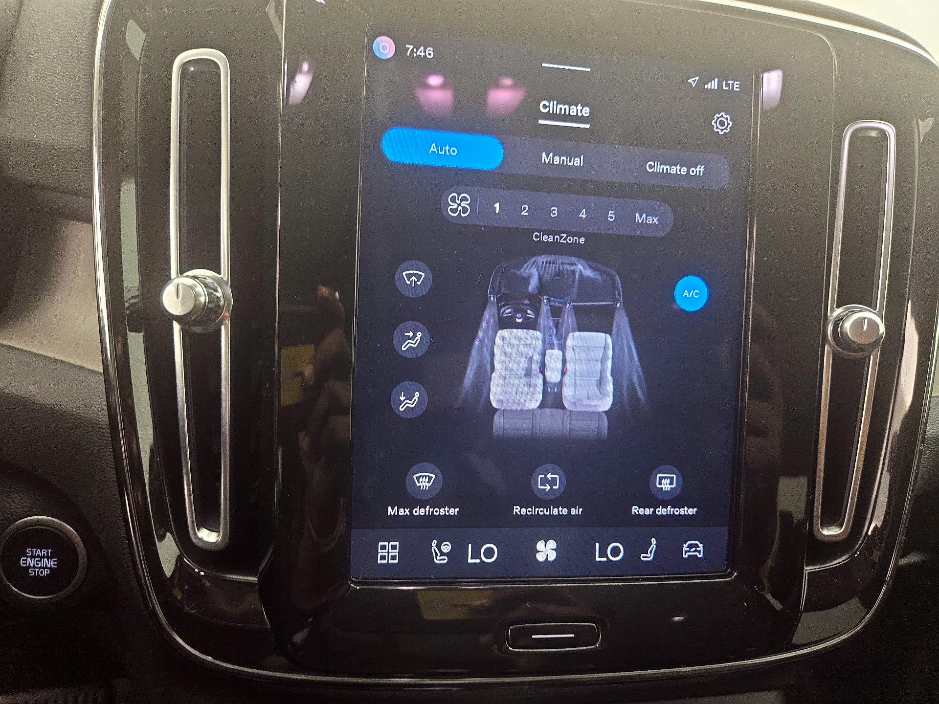 Thumbnail: 2023 Volvo XC40 - 17