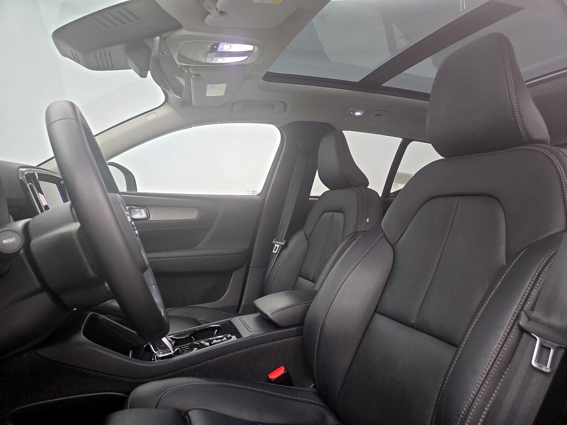 Thumbnail: 2023 Volvo XC40 - 20