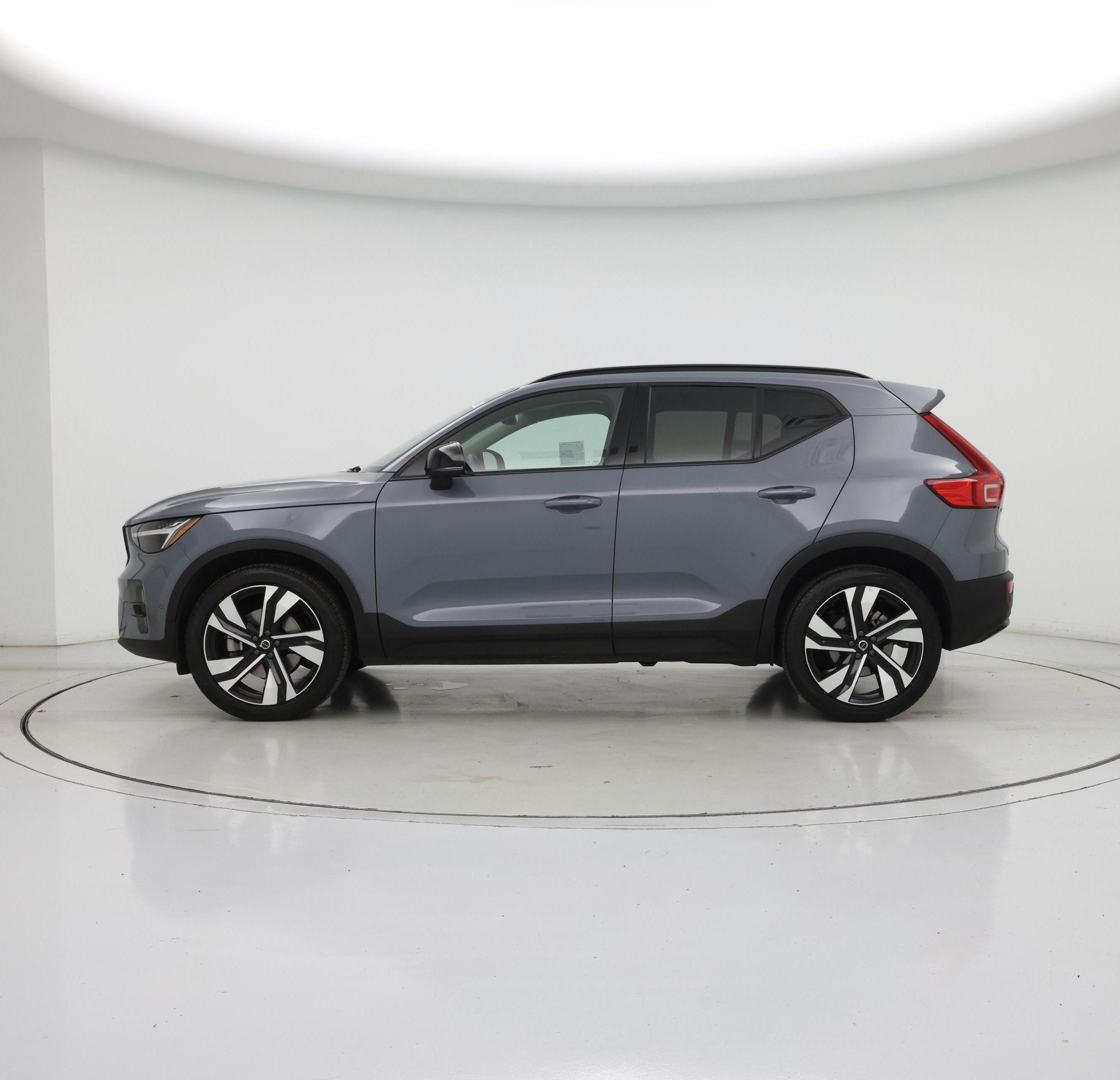 Thumbnail: 2023 Volvo XC40 - 3