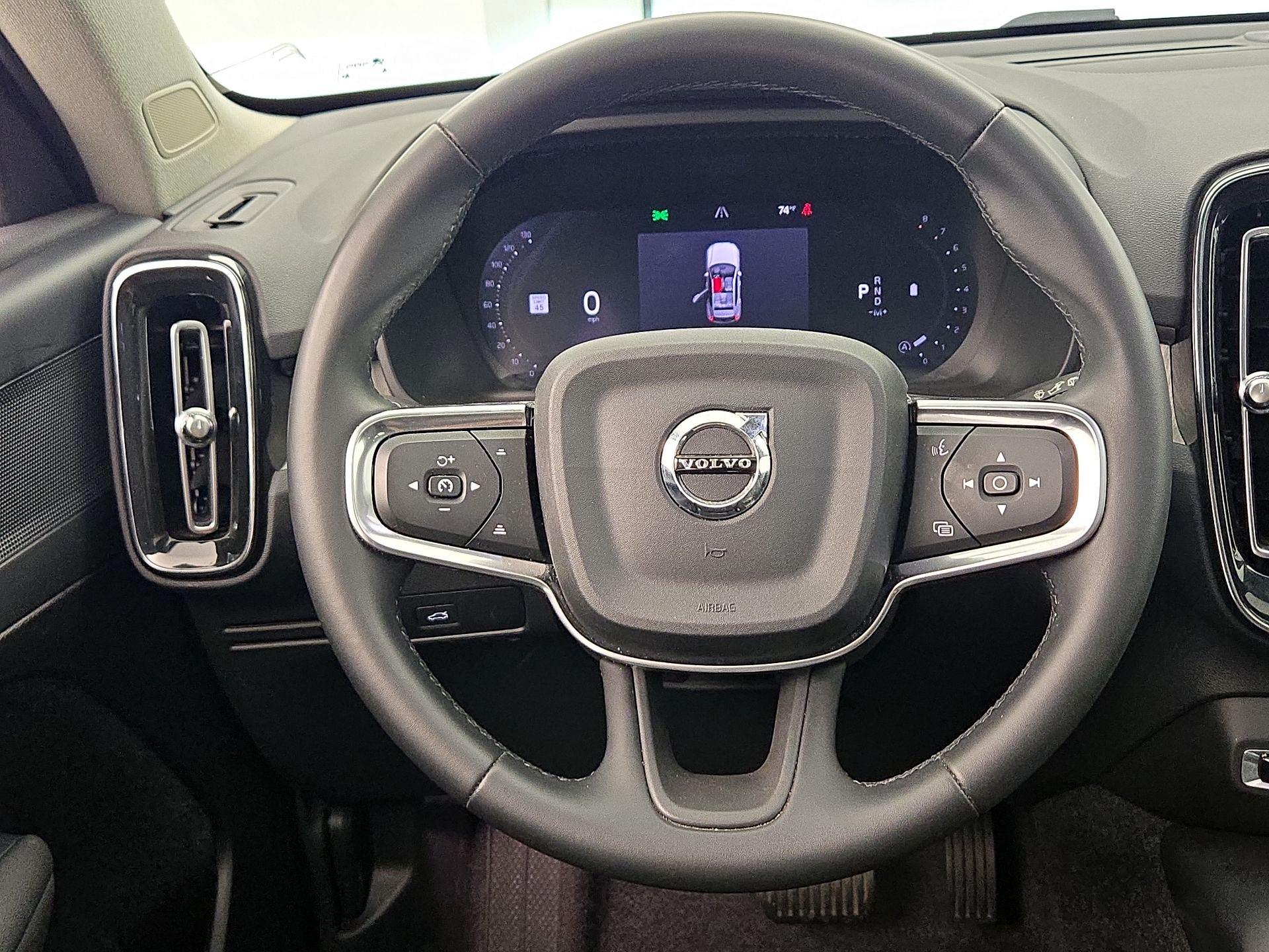 Thumbnail: 2025 Volvo XC40 - 10