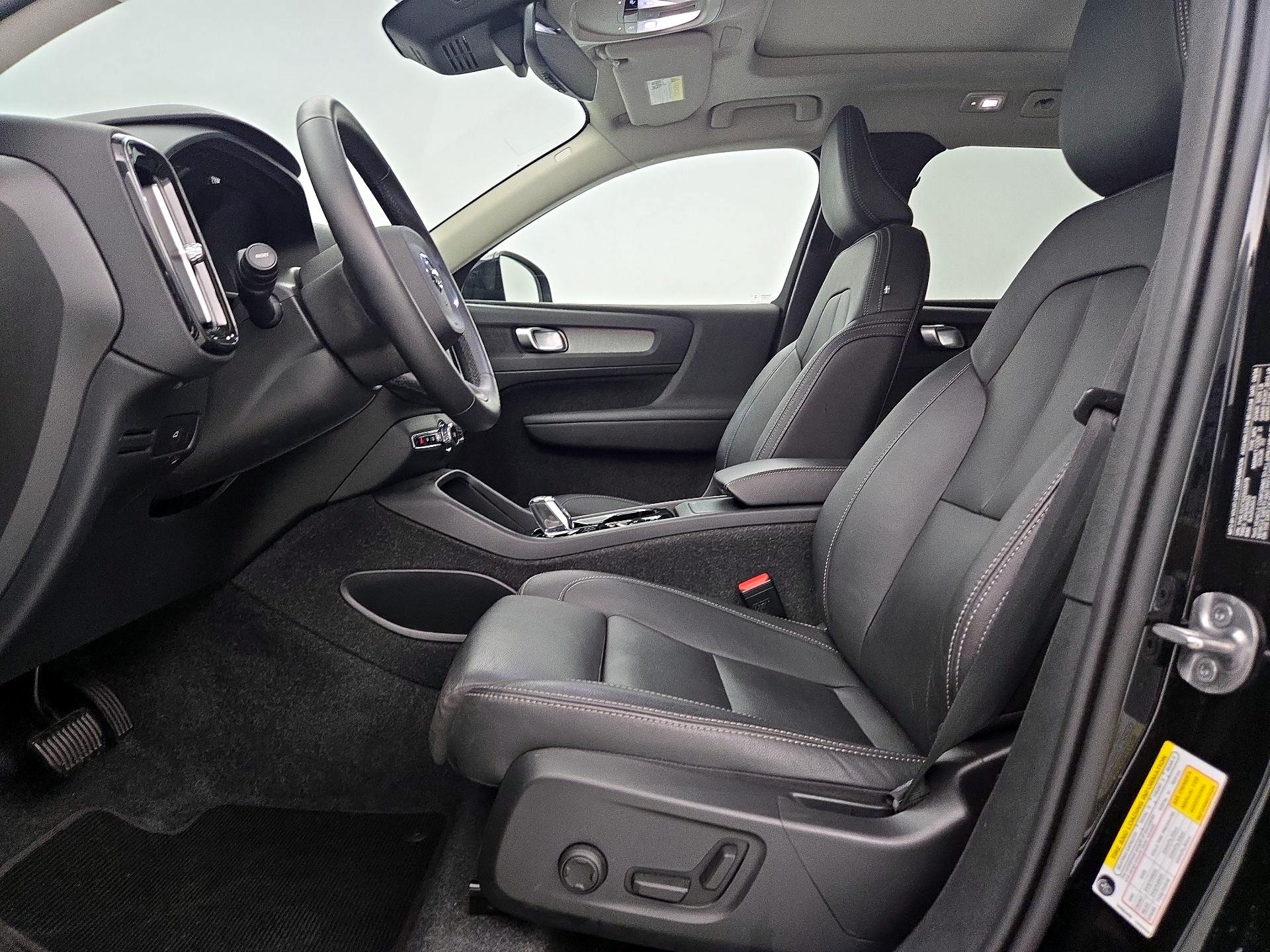 Thumbnail: 2025 Volvo XC40 - 11