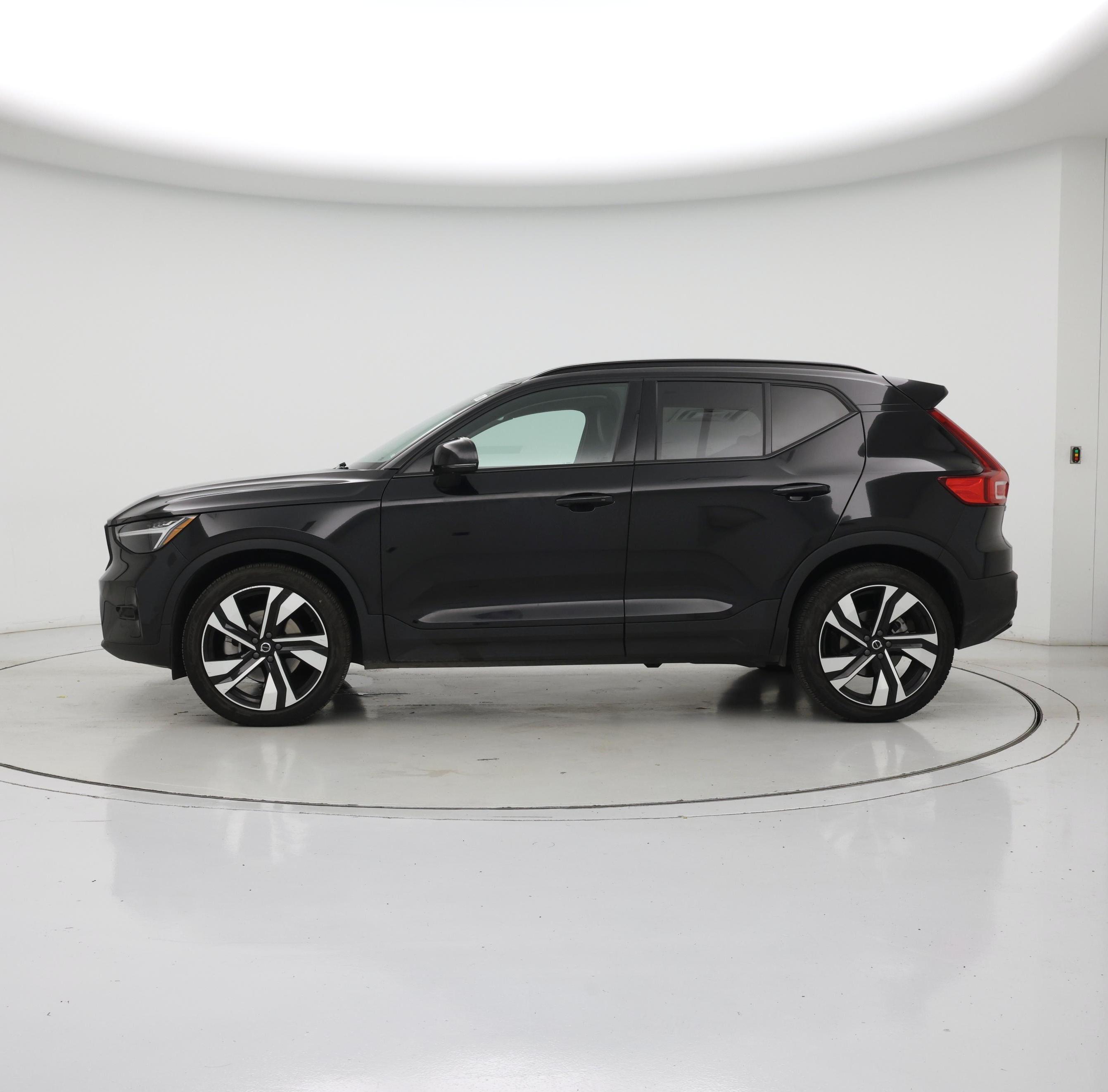 Thumbnail: 2025 Volvo XC40 - 3