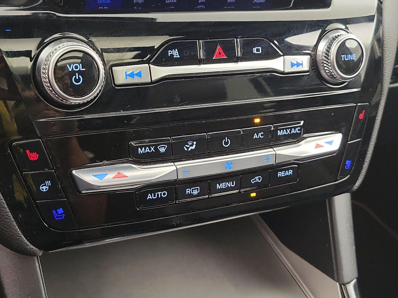 2023 Ford Explorer ST - Photo 18