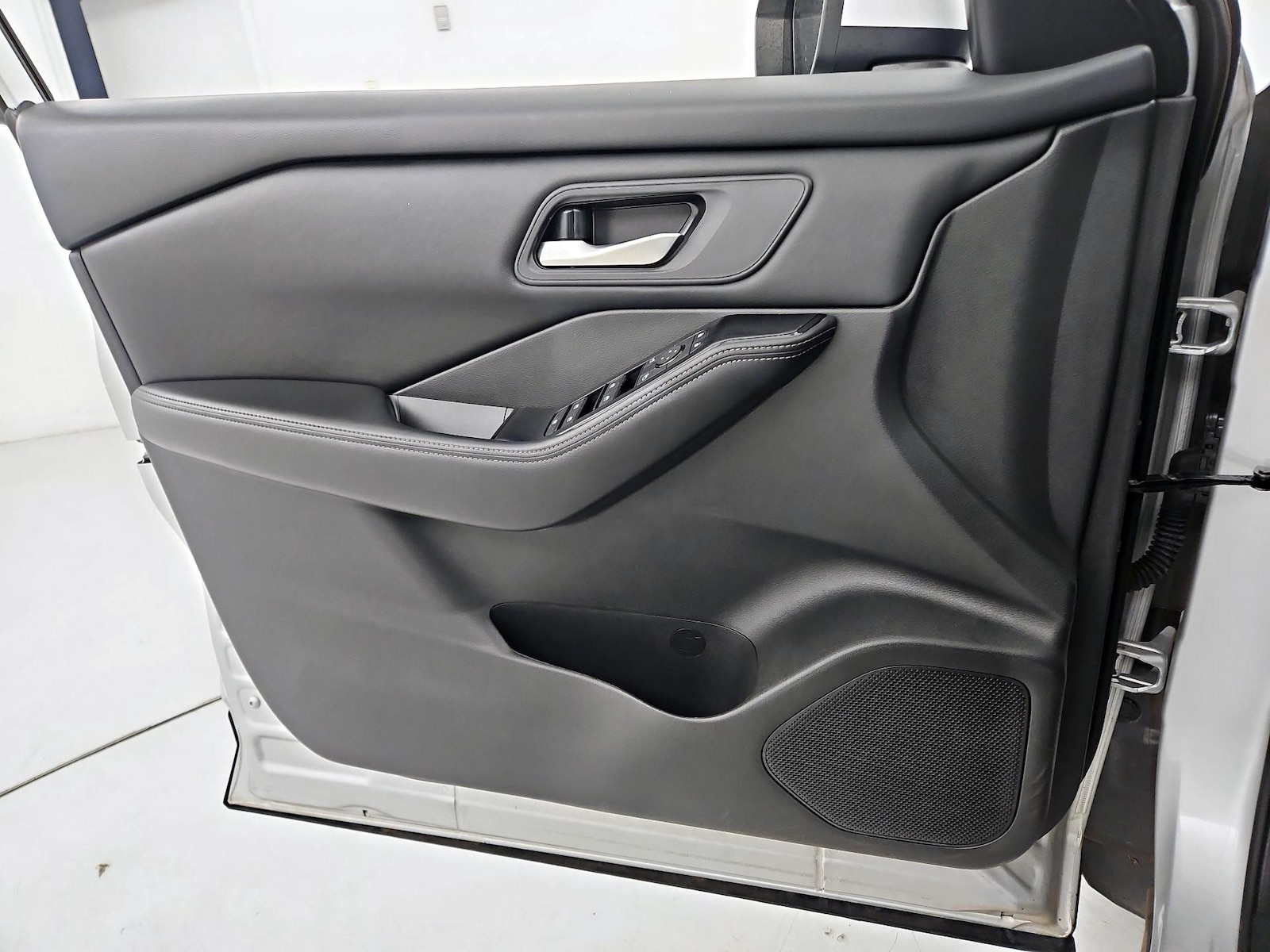 2025 Nissan Rogue SV - Photo 13